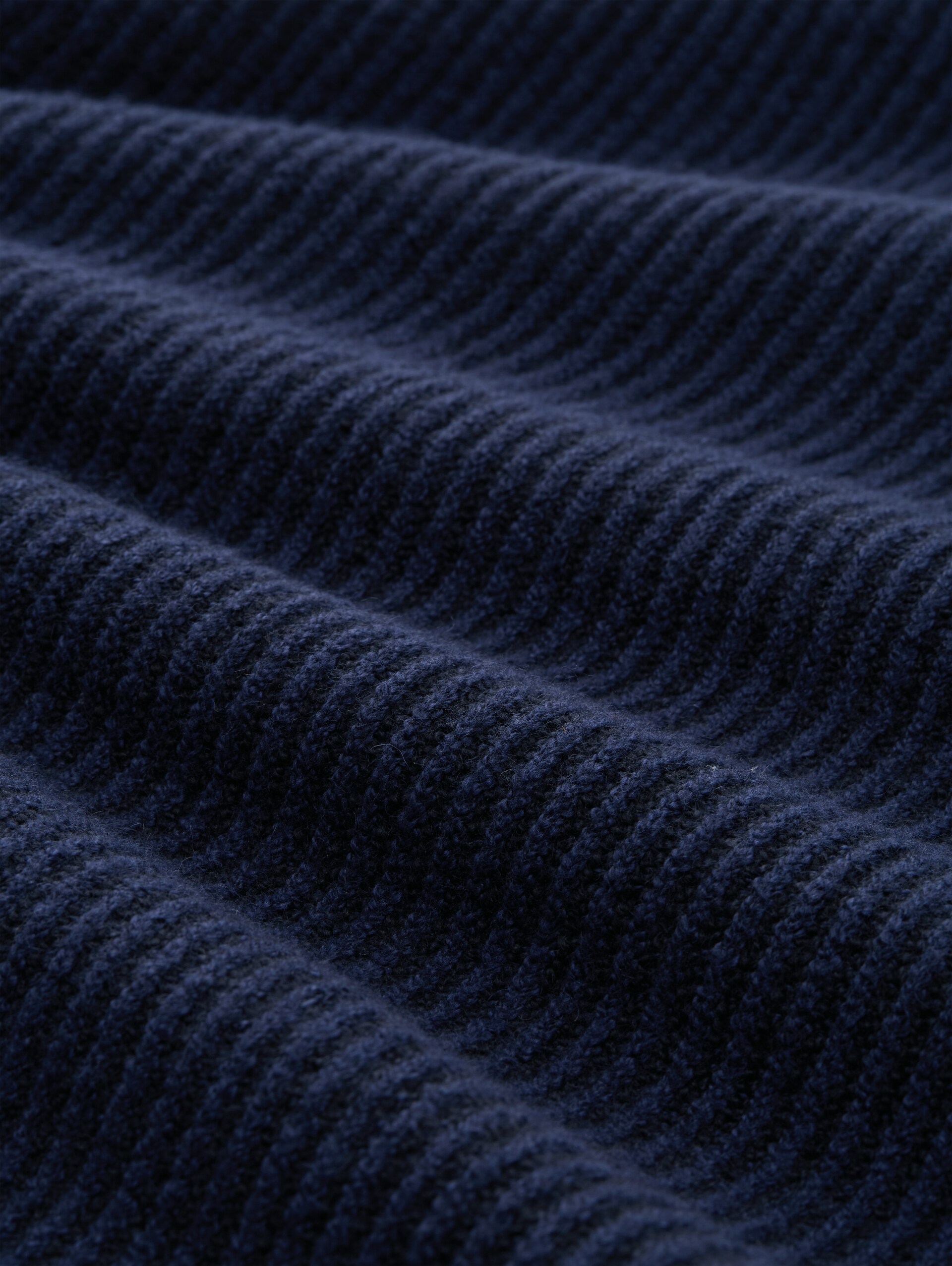 Loose fit knitted jumper with stand-up collar - blue rib structure - Material view