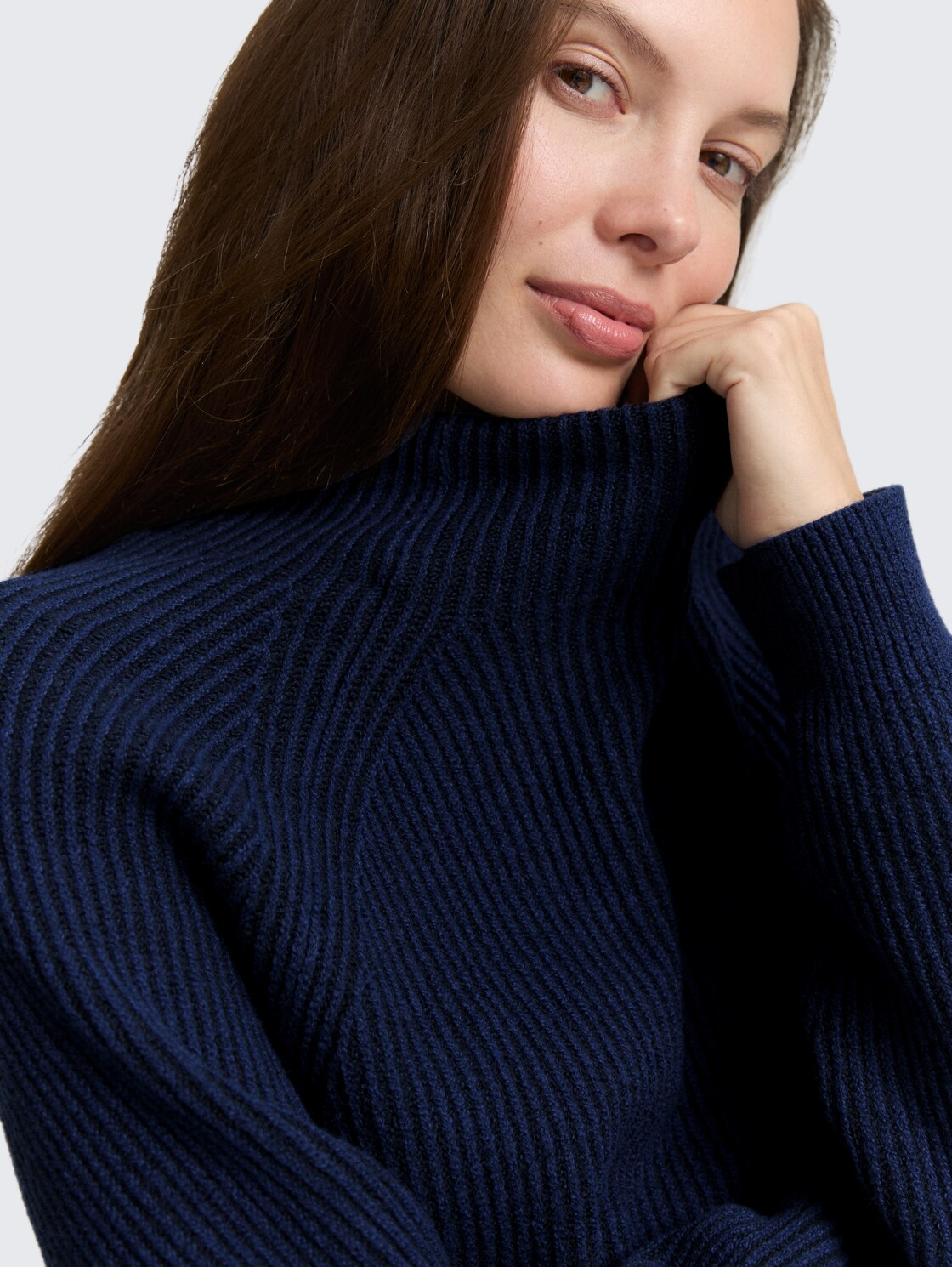 Loose Fit Strickpullover mit Stehkragen - blue rib structure - Detail-Model-Ansicht