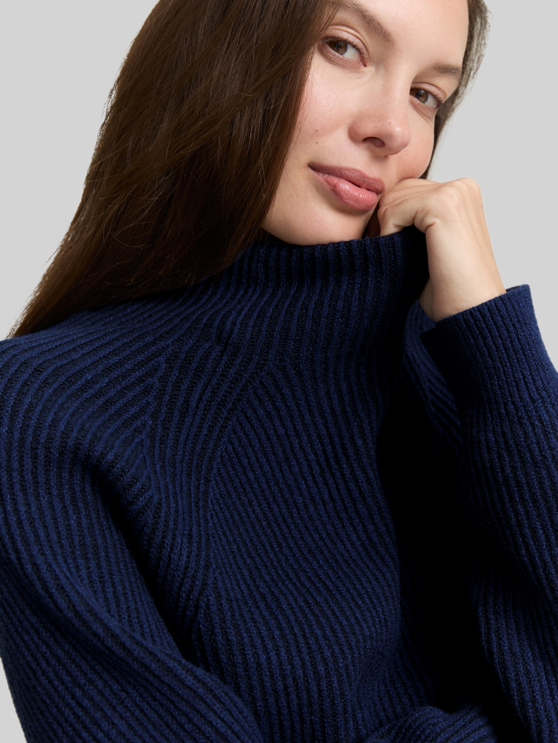Loose fit knitted jumper with stand-up collar - blue rib structure - Detail model view
