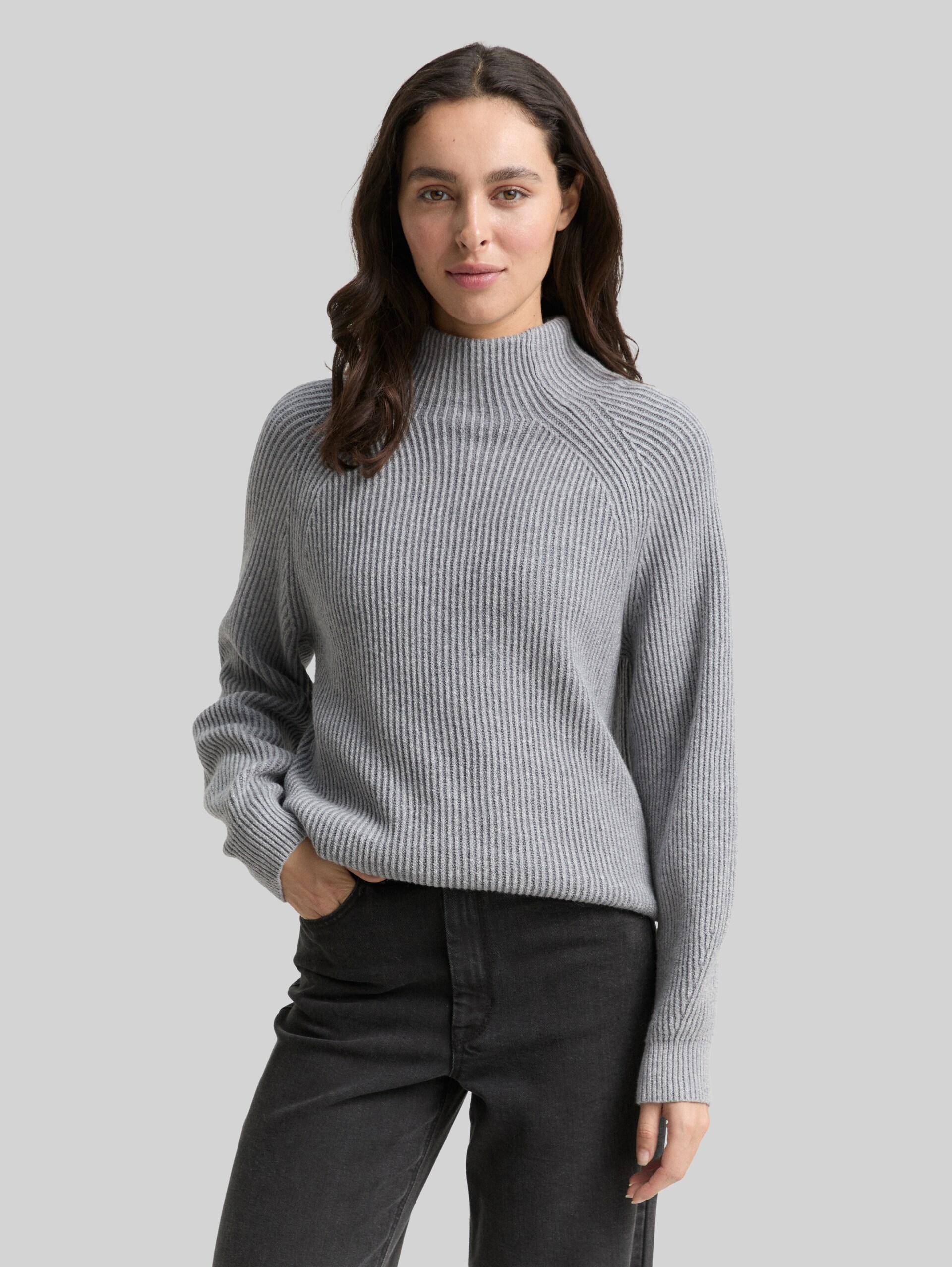 Loose fit knitted jumper with stand-up collar - mid grey rib structure - Neckline model front view