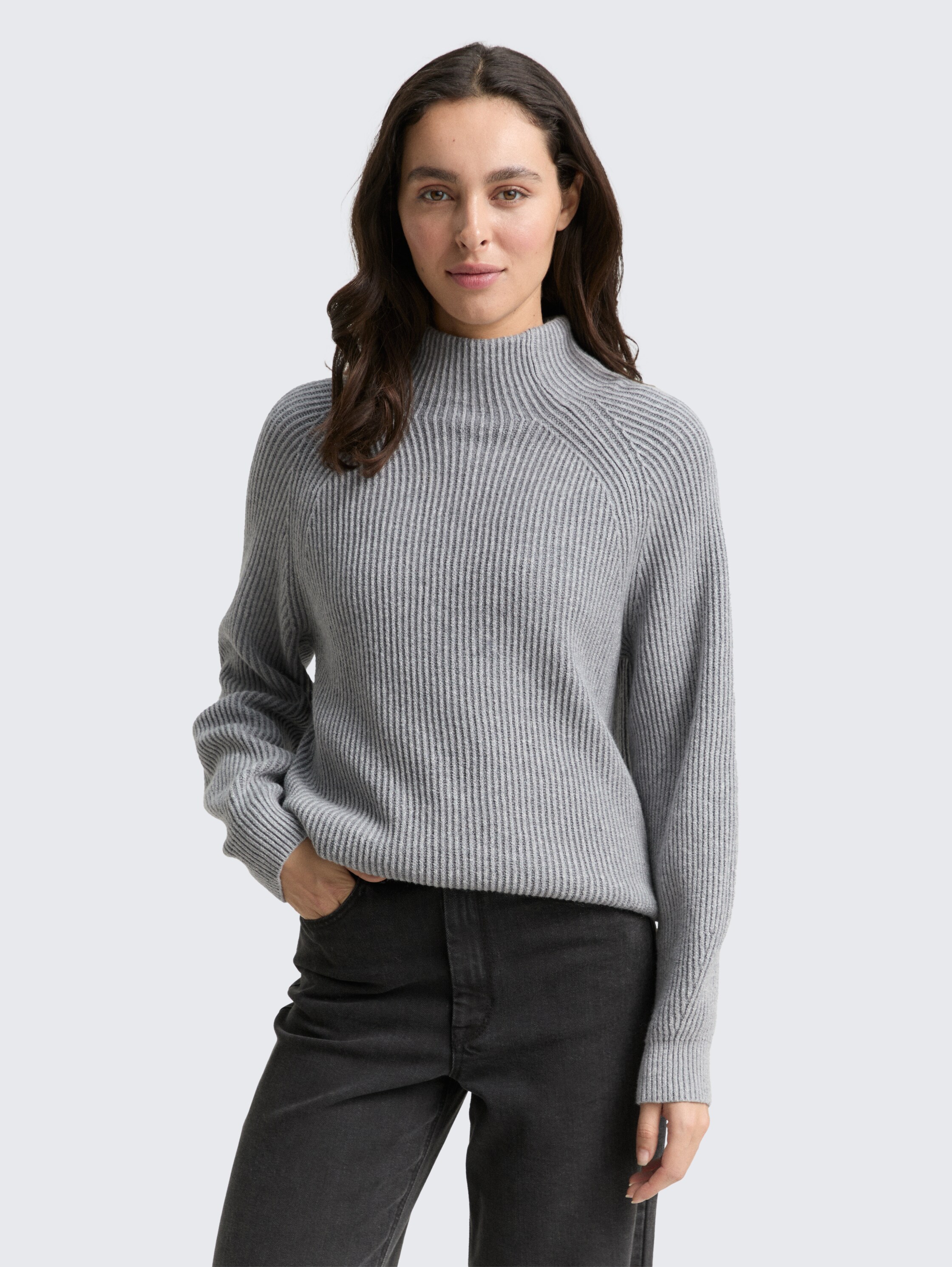 Loose fit knitted jumper with stand-up collar - mid grey rib structure - Neckline model front view