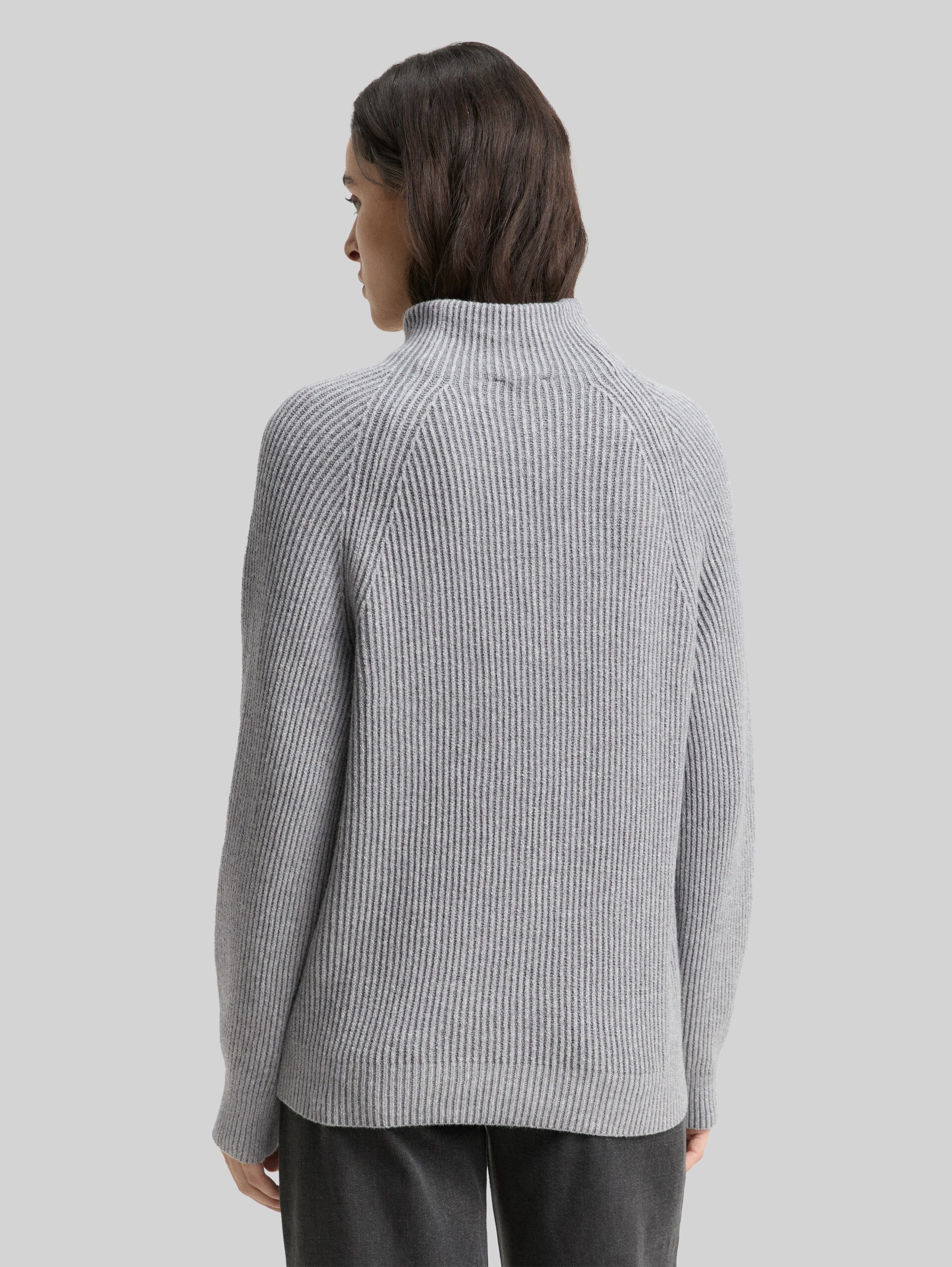 Loose fit knitted jumper with stand-up collar - mid grey rib structure