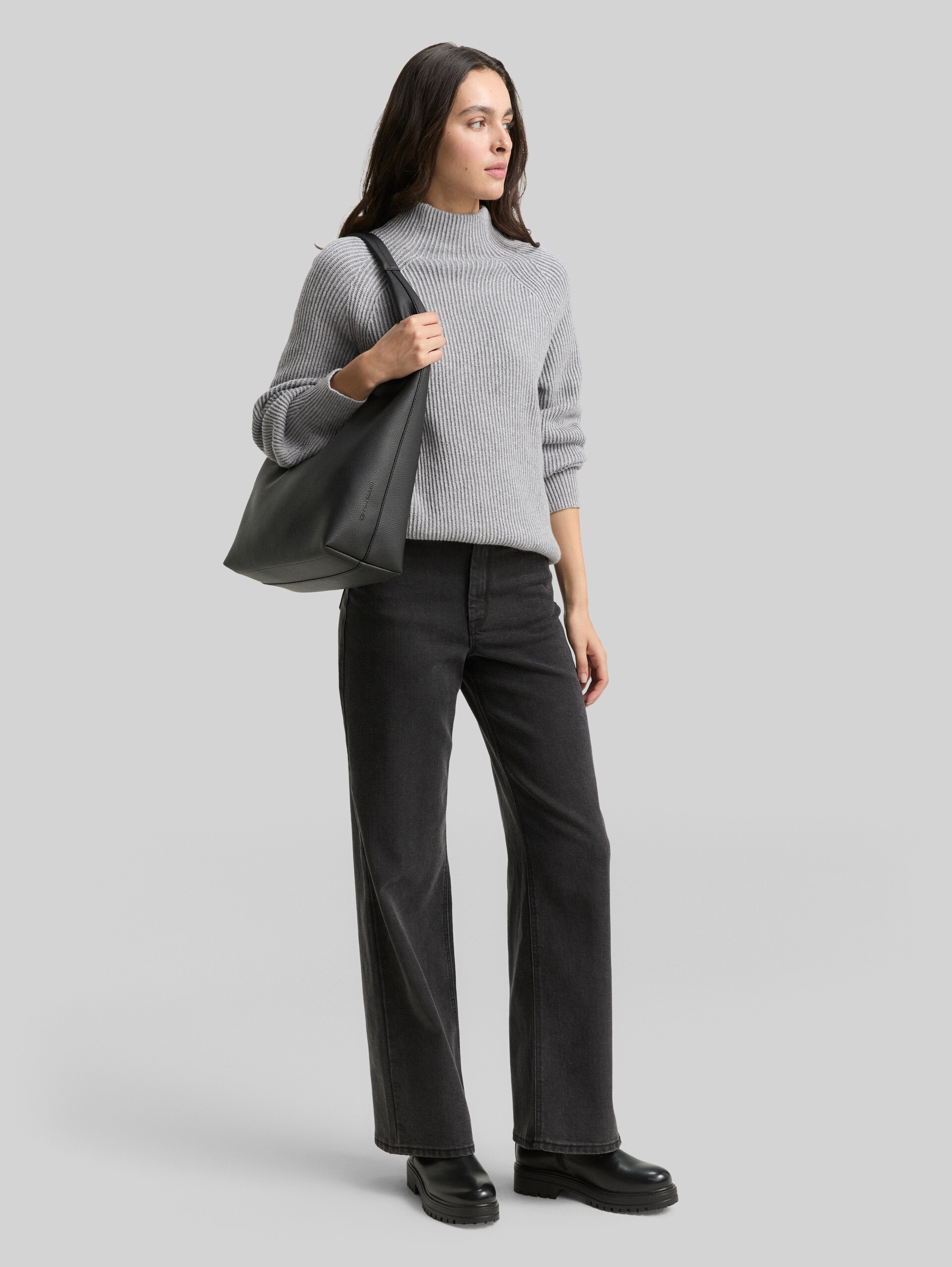Loose fit knitted jumper with stand-up collar - mid grey rib structure - Model front view