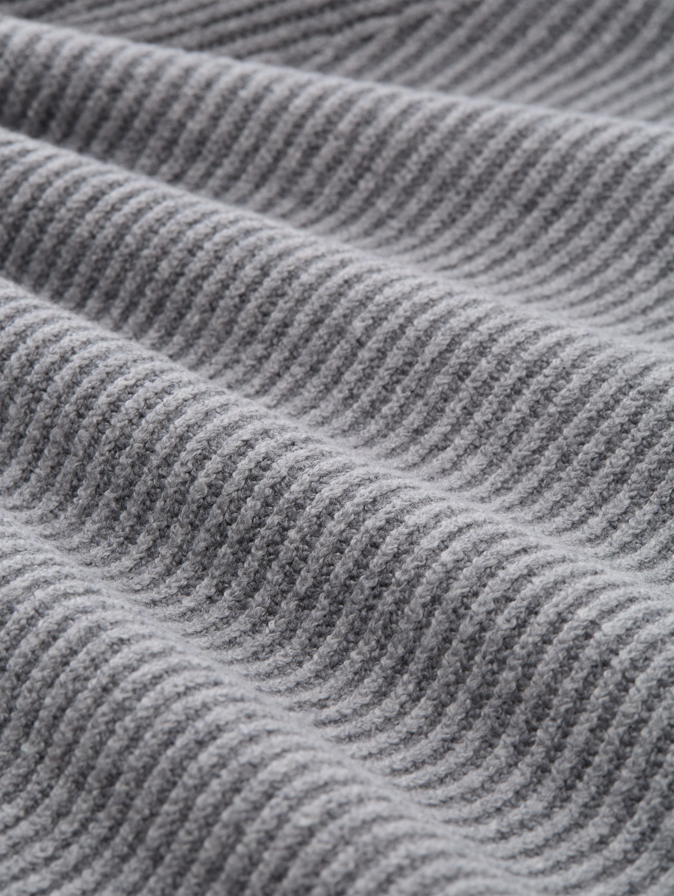 Loose fit knitted jumper with stand-up collar - mid grey rib structure - Material view