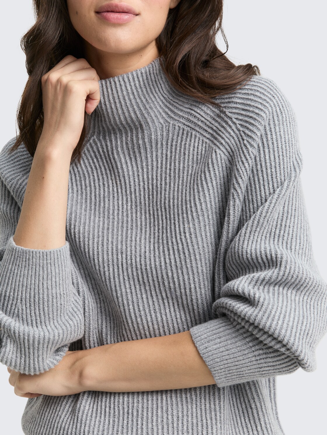 Loose Fit Strickpullover mit Stehkragen - mid grey rib structure - Detail-Model-Ansicht