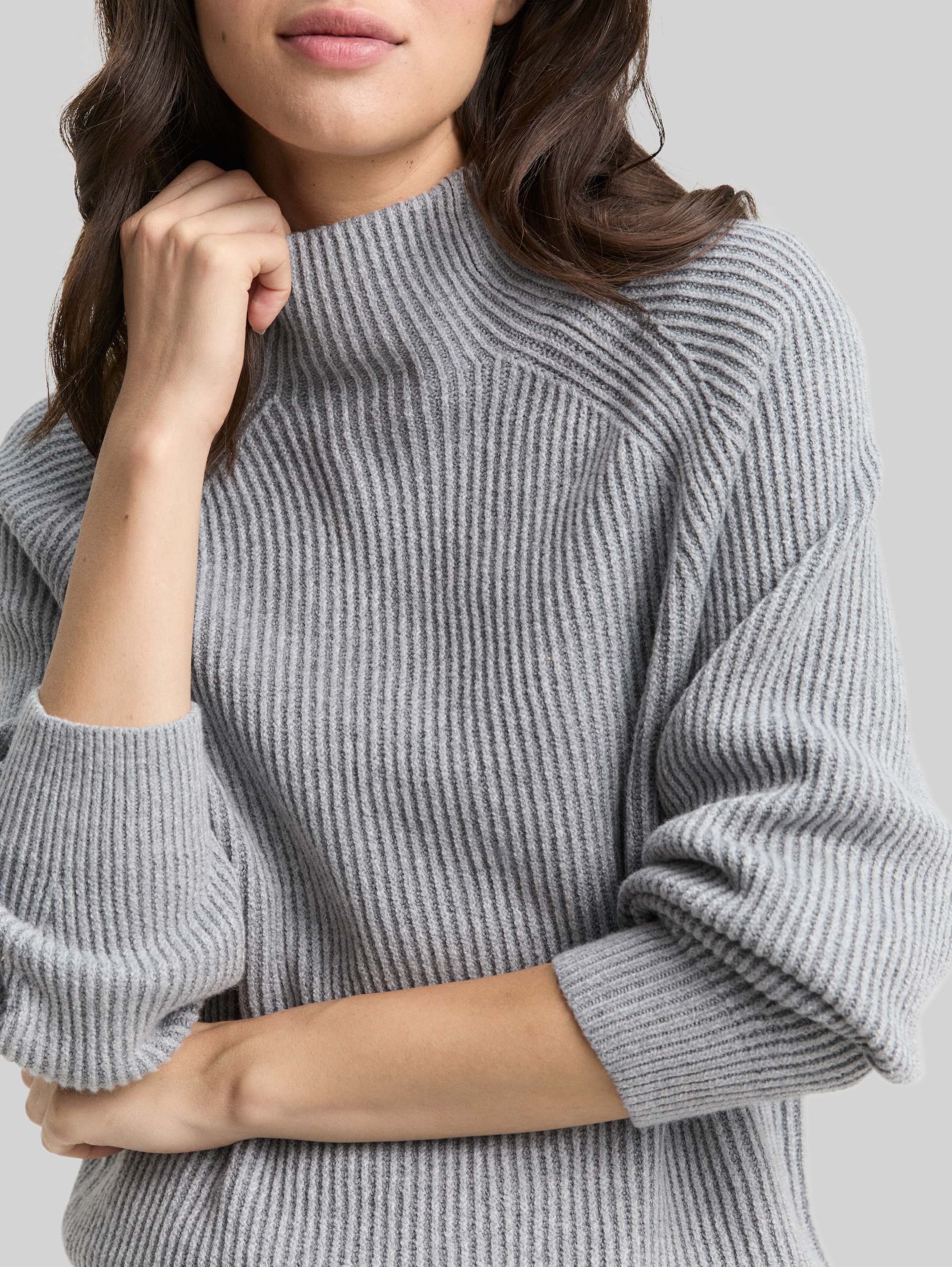 Loose fit knitted jumper with stand-up collar - mid grey rib structure - Detail model view
