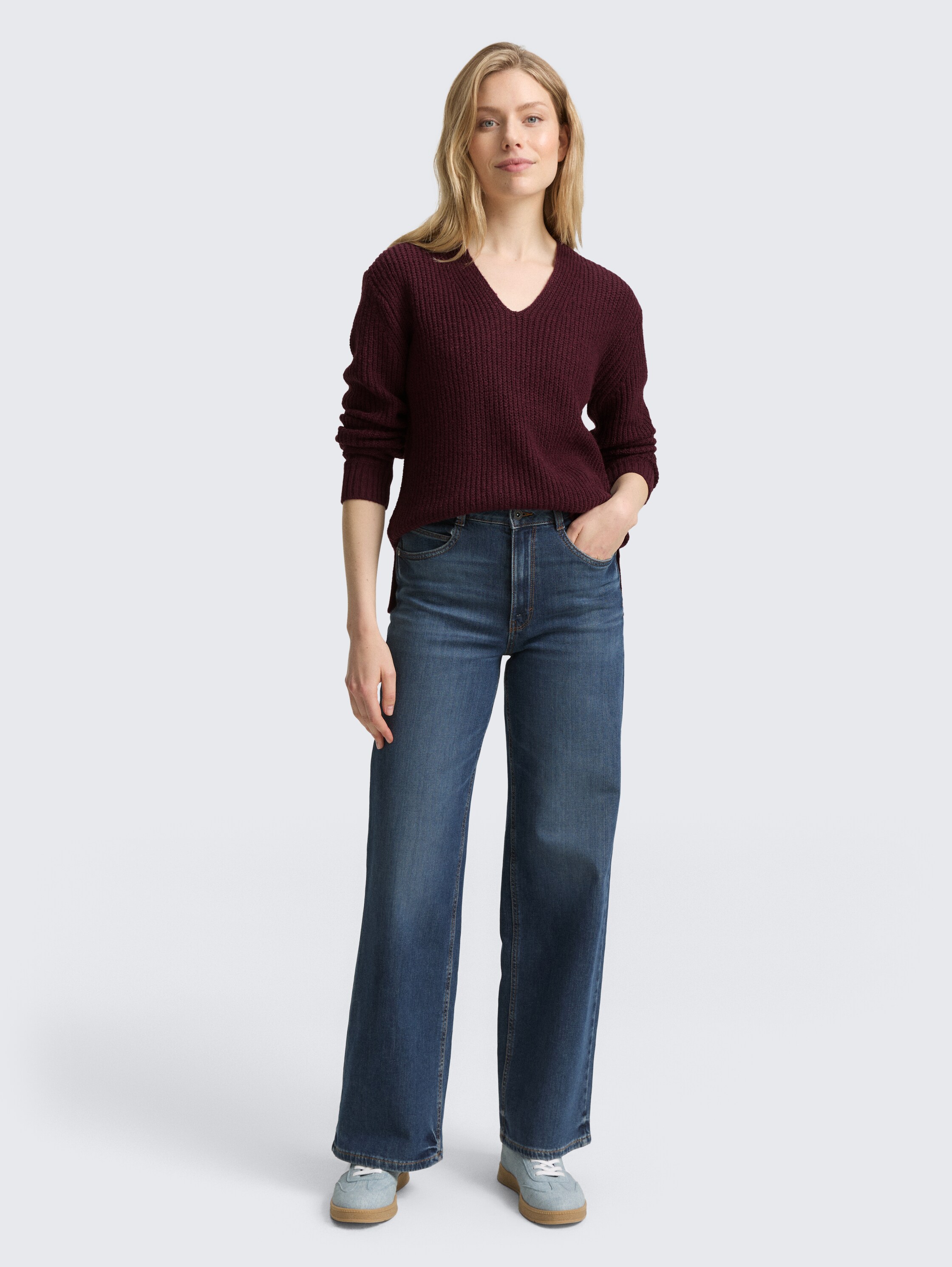 Strickpullover mit V-Ausschnitt - Dark Red Mélange - Model-Vorderansicht