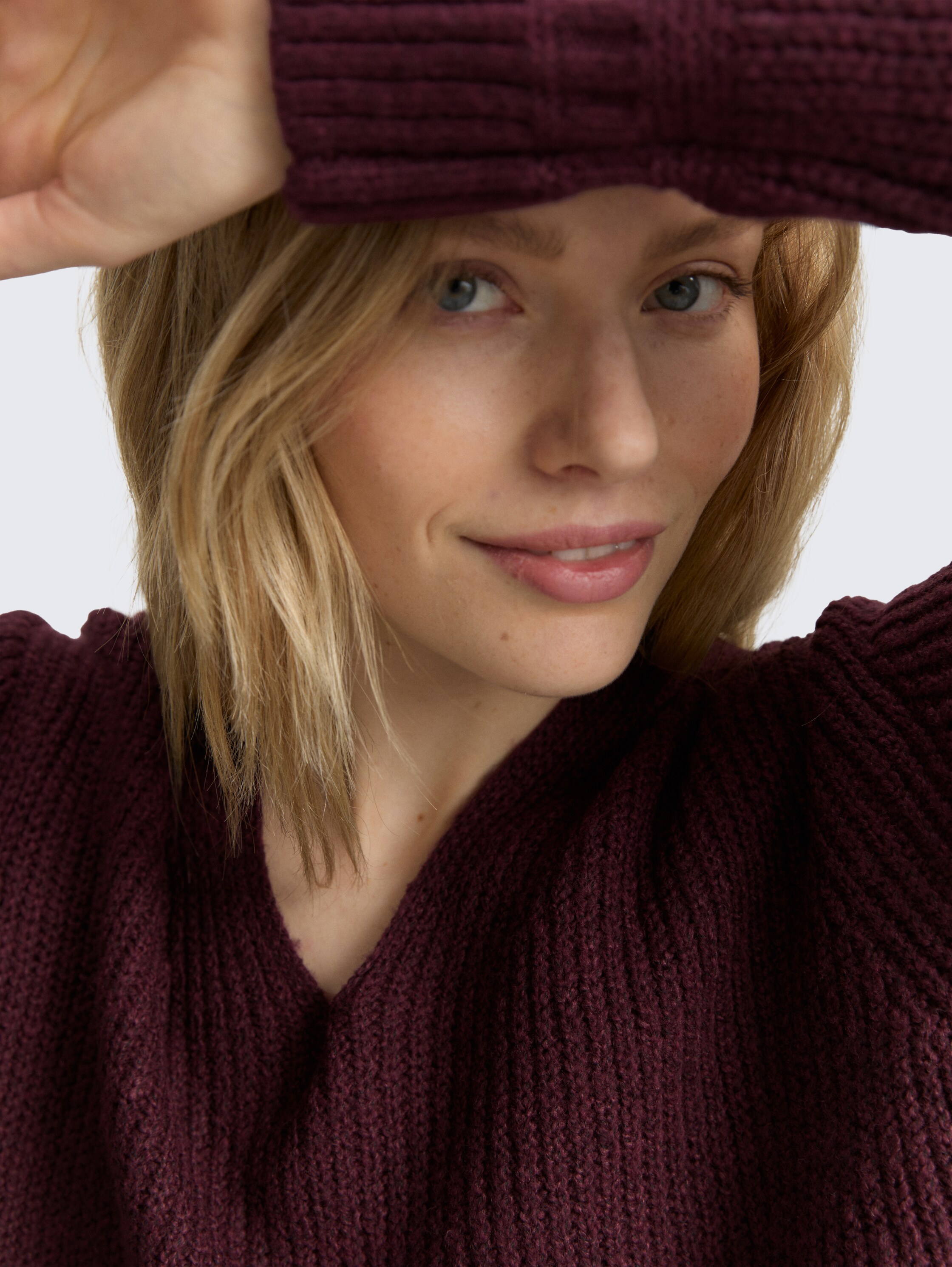 Strickpullover mit V-Ausschnitt - Dark Red Mélange - Detail-Model-Ansicht