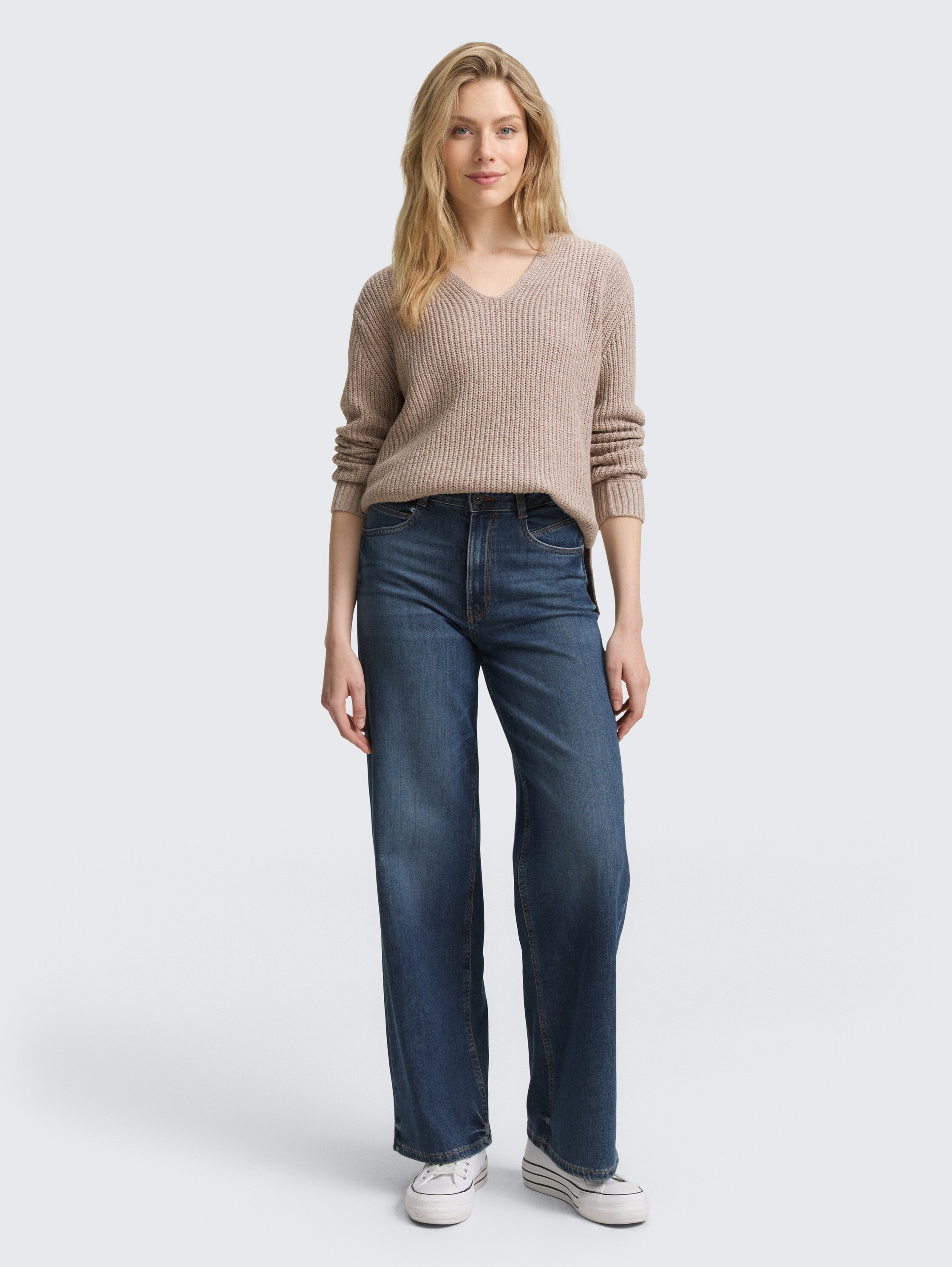 Strickpullover mit V-Ausschnitt - soft taupe melange - Model-Vorderansicht