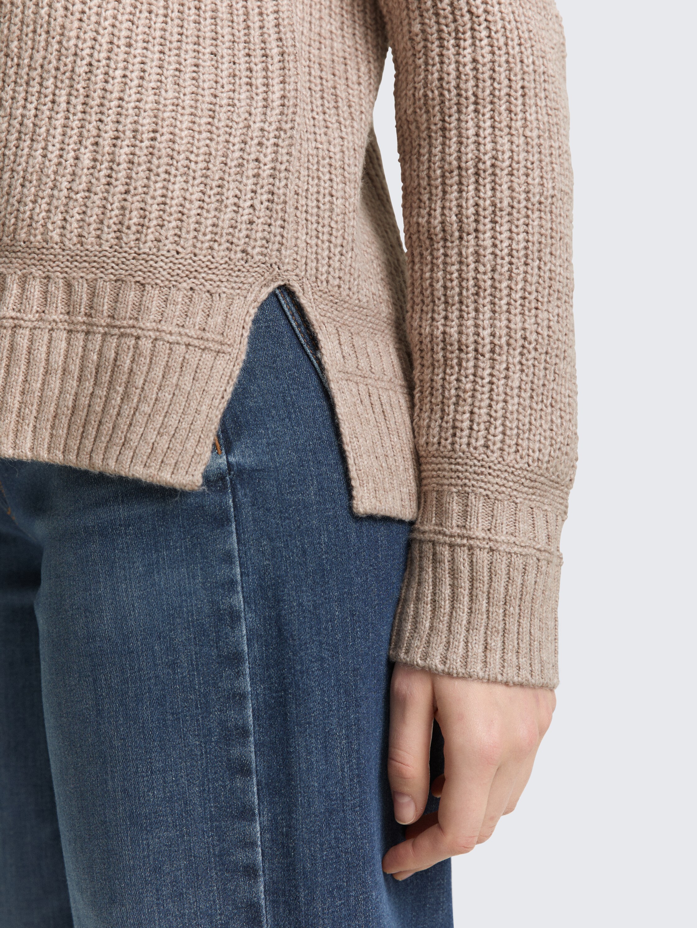 Strickpullover mit V-Ausschnitt - soft taupe melange - Detail-Model-Ansicht