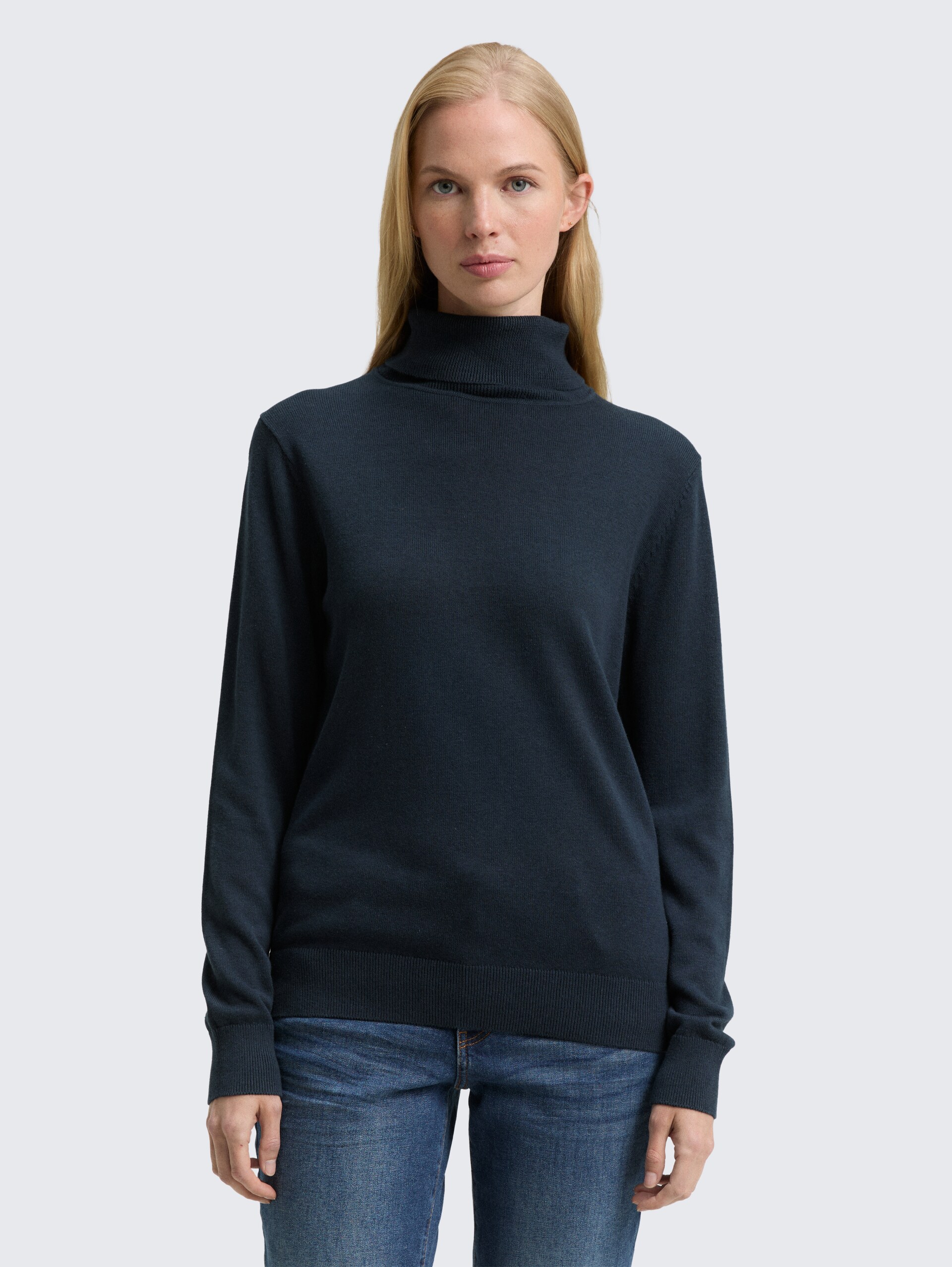 Basic Rollkragenpullover - Lunar Eclipse - Ausschnitt Model-Vorderansicht