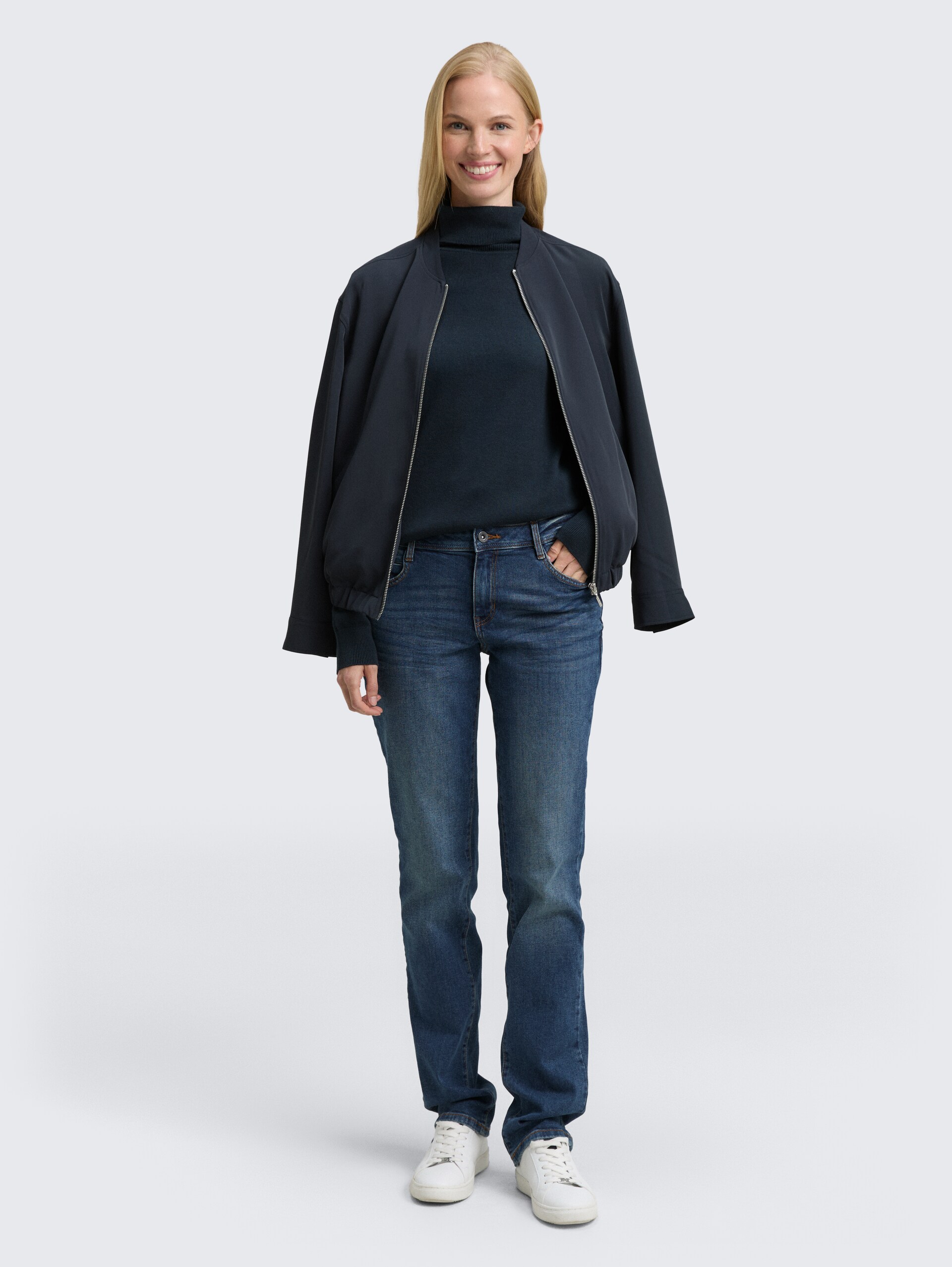 Basic Rollkragenpullover - Lunar Eclipse - Model-Vorderansicht