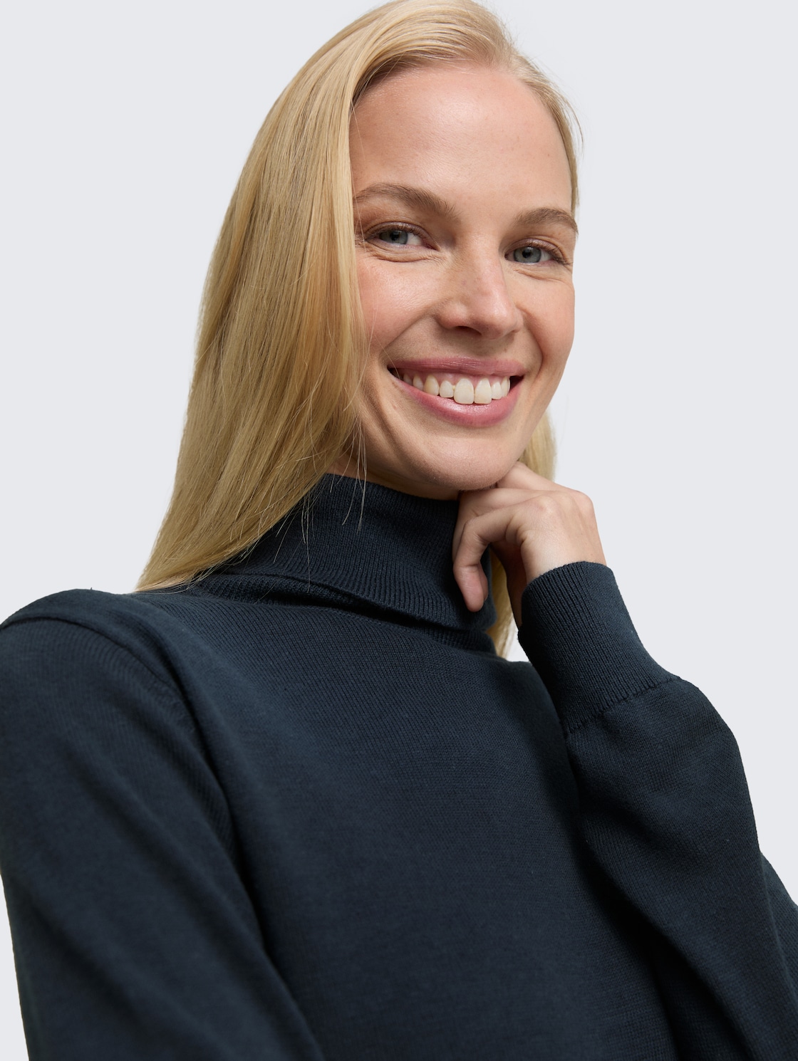 Basic Rollkragenpullover - Lunar Eclipse - Detail-Model-Ansicht