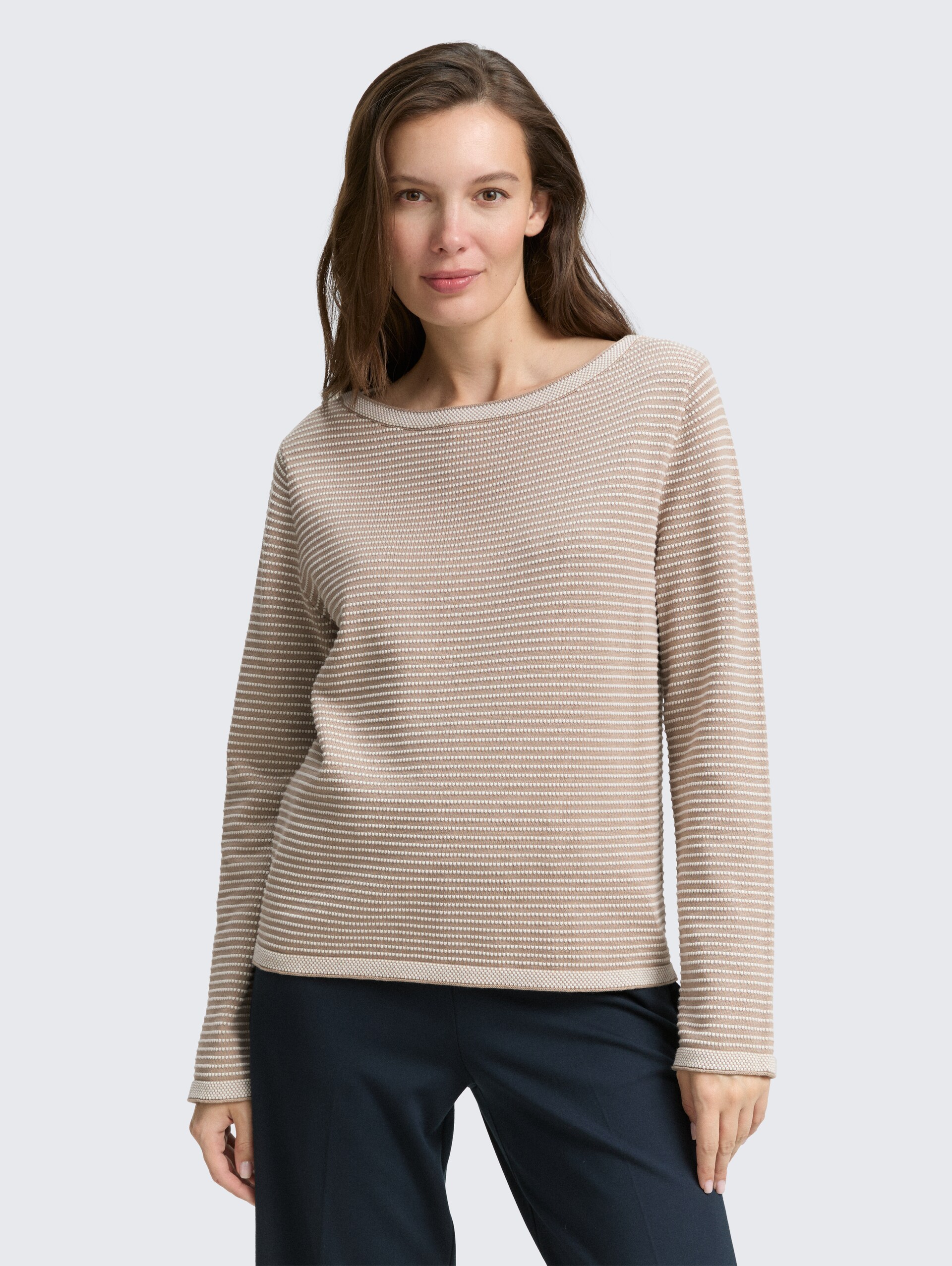 Strickpullover mit U-Boot-Ausschnitt - soft taupe bubble knit stripe - Ausschnitt Model-Vorderansicht