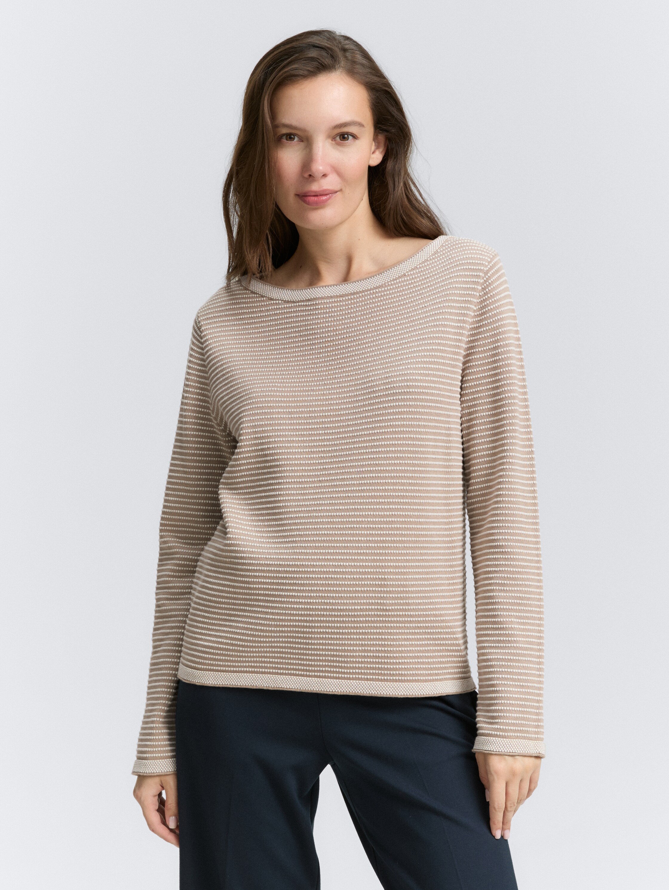 Pull-over en tricot avec encolure en U - soft taupe bubble knit stripe - Découpe Vue de face du modèle