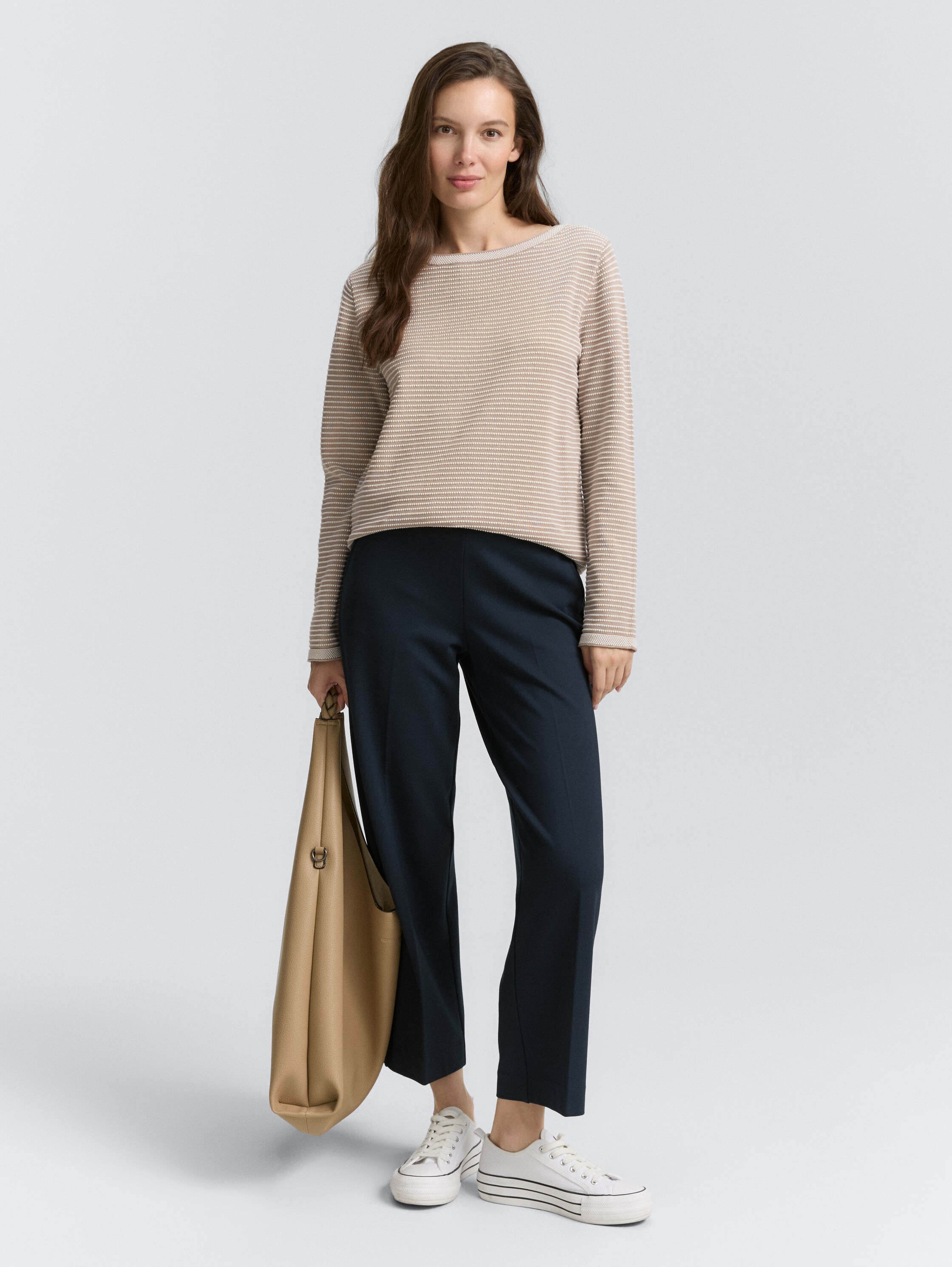 Pull-over en tricot avec encolure en U - soft taupe bubble knit stripe - Vue de face du modèle