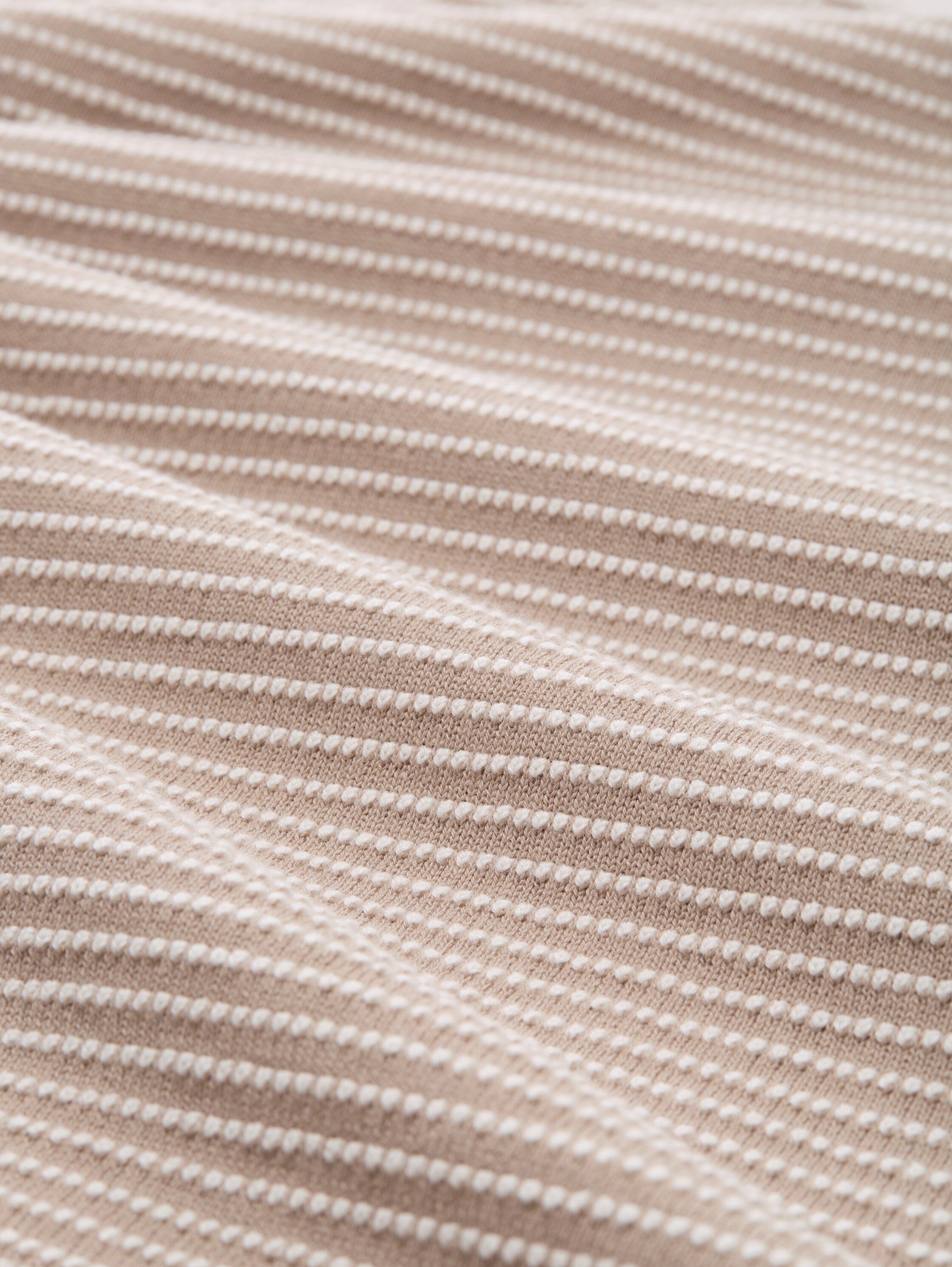 Pull-over en tricot avec encolure en U - soft taupe bubble knit stripe - Vue de la matière