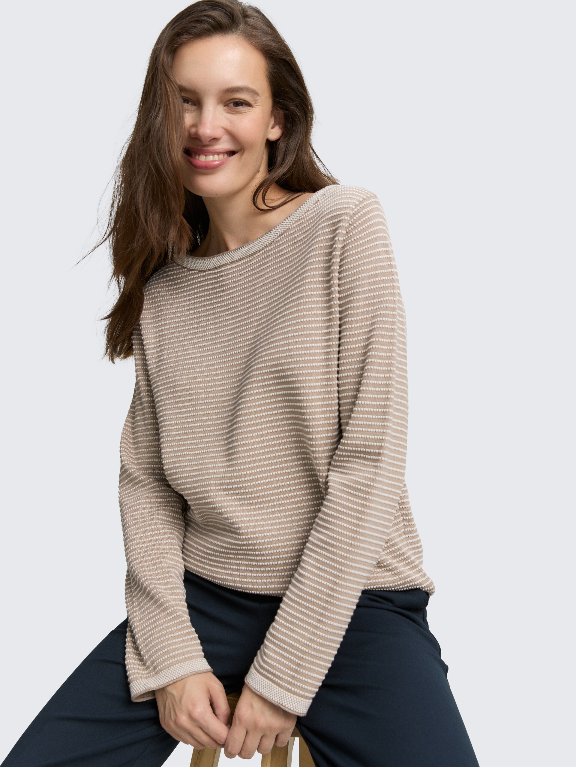 Strickpullover mit U-Boot-Ausschnitt - soft taupe bubble knit stripe - Detail-Model-Ansicht