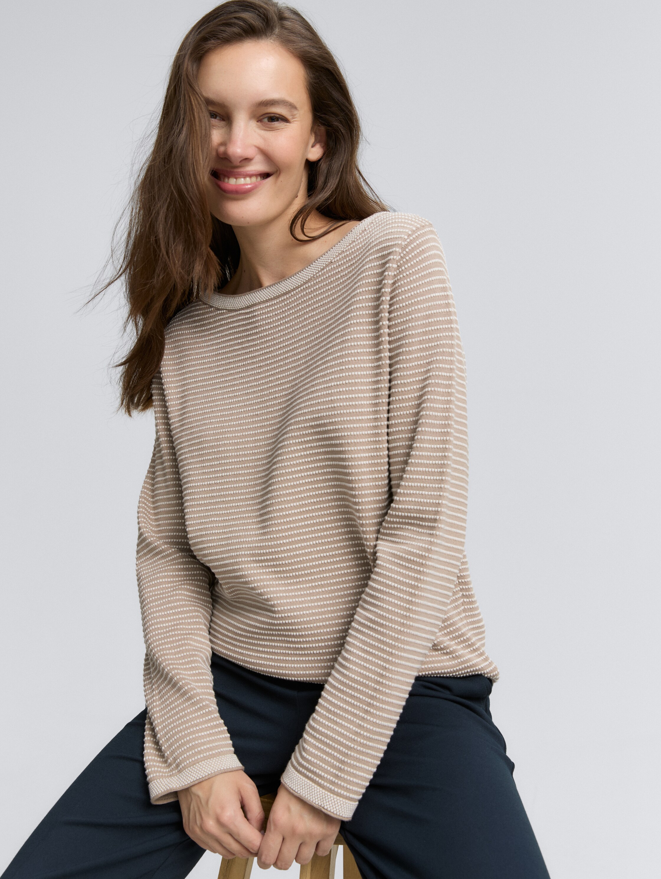 Pull-over en tricot avec encolure en U - soft taupe bubble knit stripe - Vue détaillée du modèle
