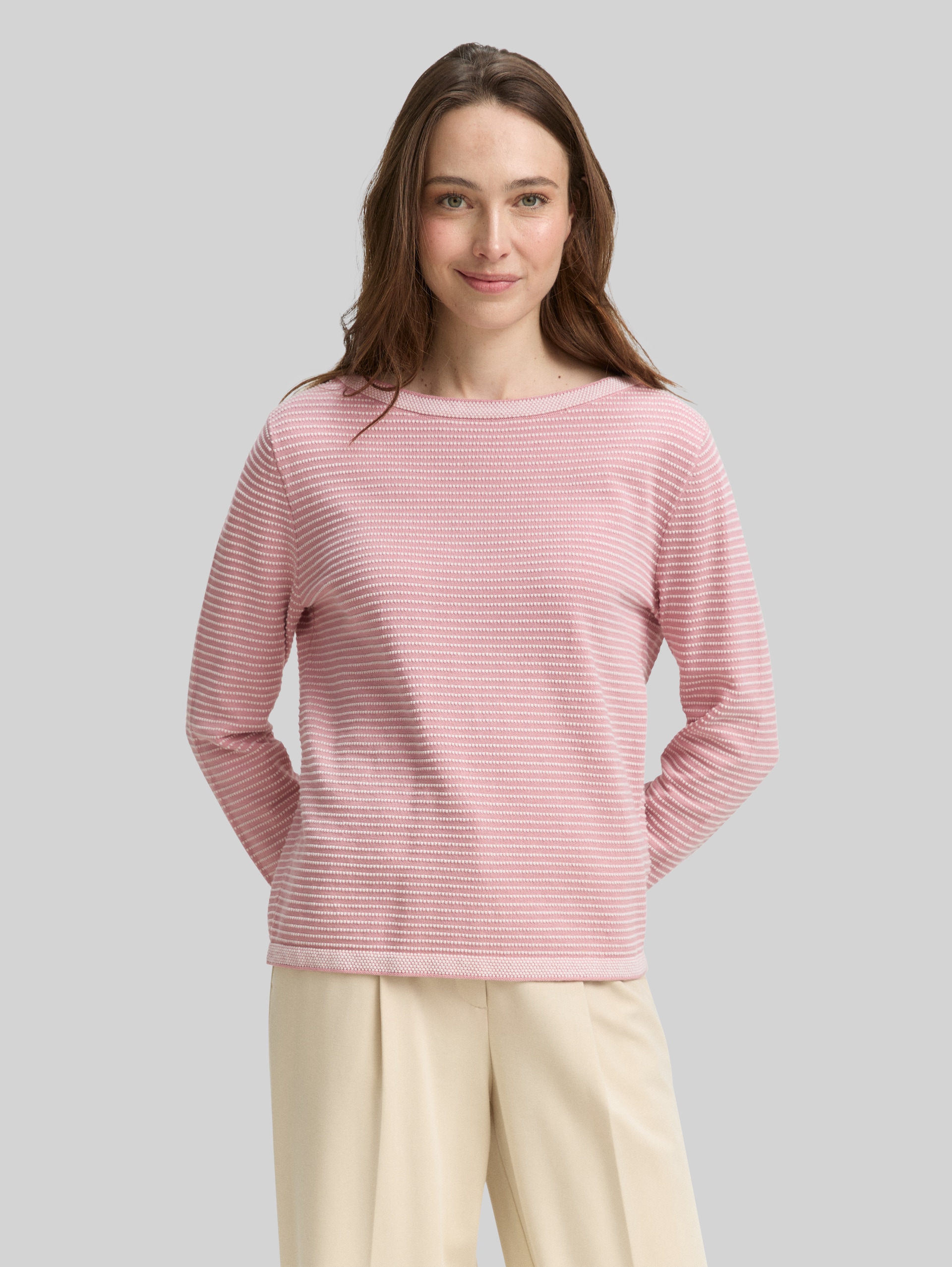 Knitted jumper with boat neckline - rose bubble knit stripe - Neckline model front view