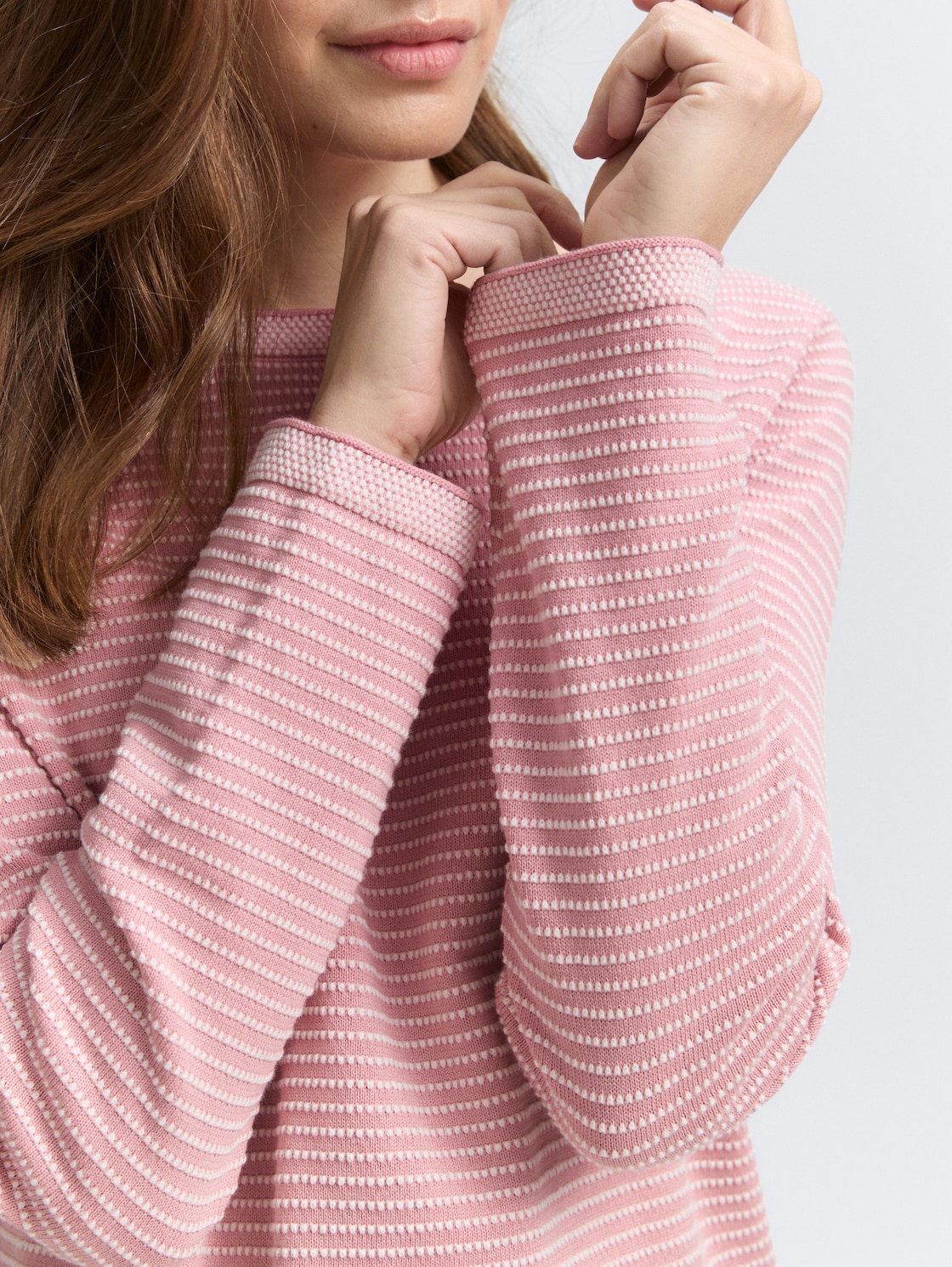 Strickpullover mit U-Boot-Ausschnitt - rose bubble knit stripe - Detail-Model-Ansicht
