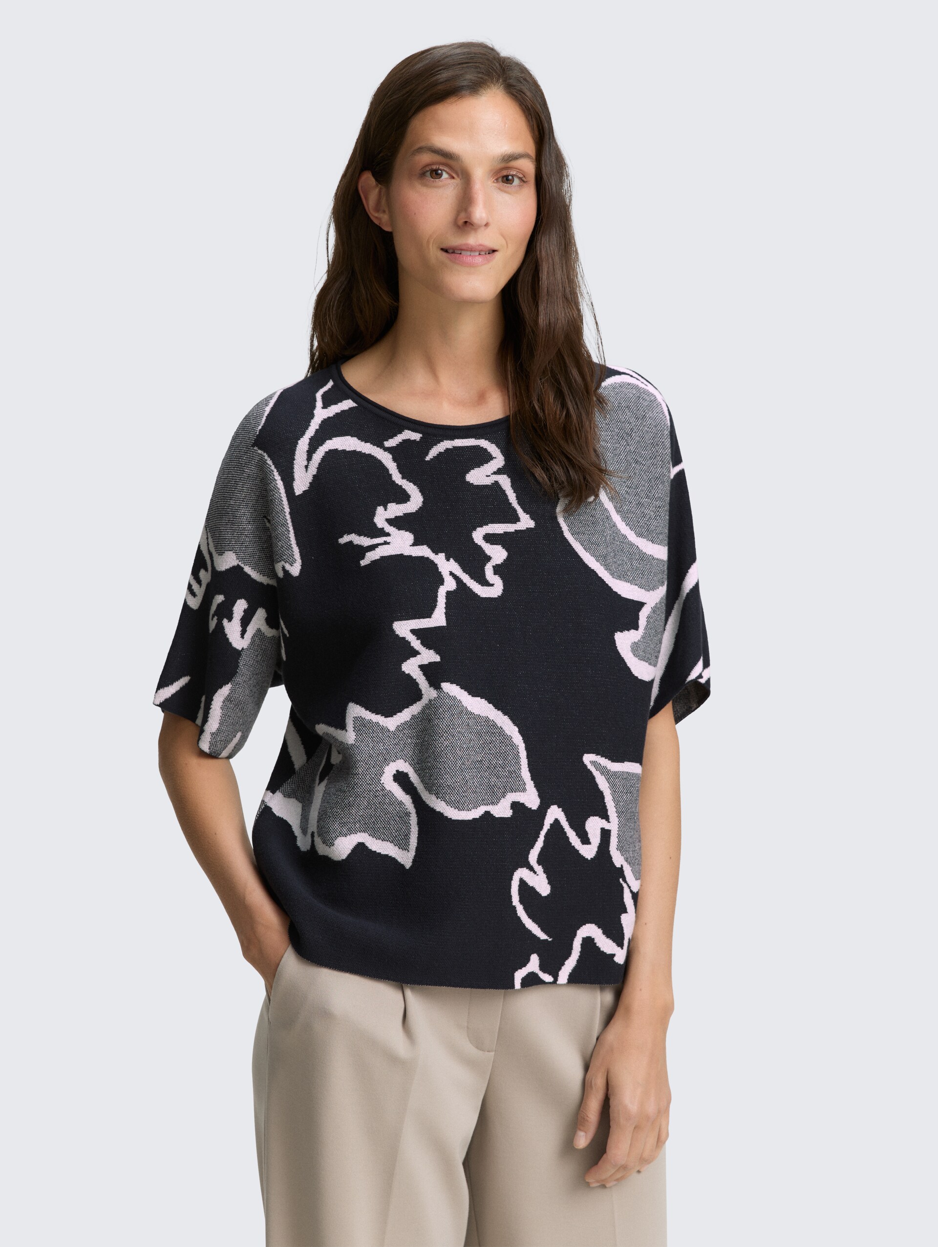 Loose Fit Strickpullover mit Muster - floral knit jacquard design - Ausschnitt Model-Vorderansicht