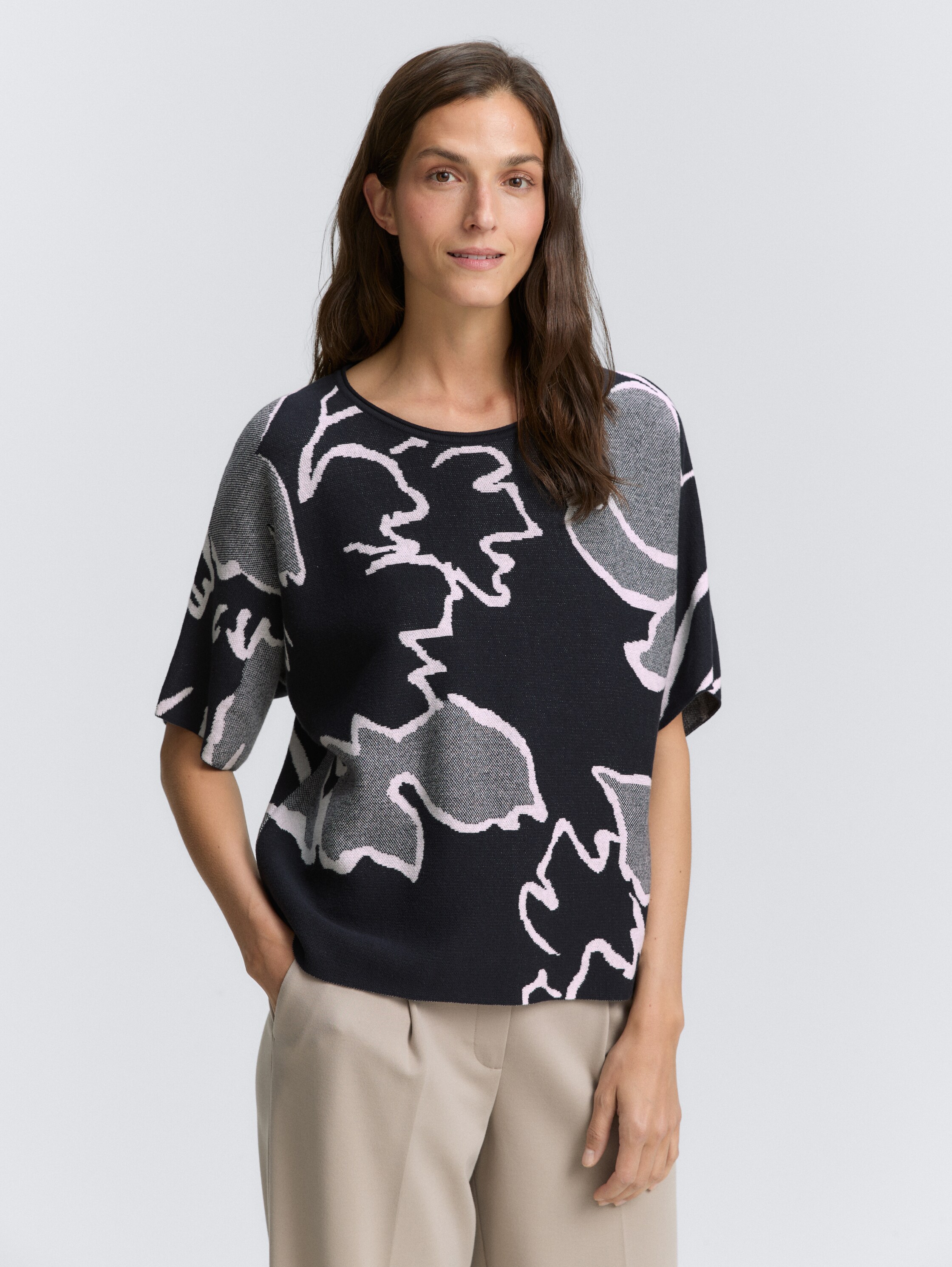 Loose Fit Strickpullover mit Muster - floral knit jacquard design - Ausschnitt Model-Vorderansicht