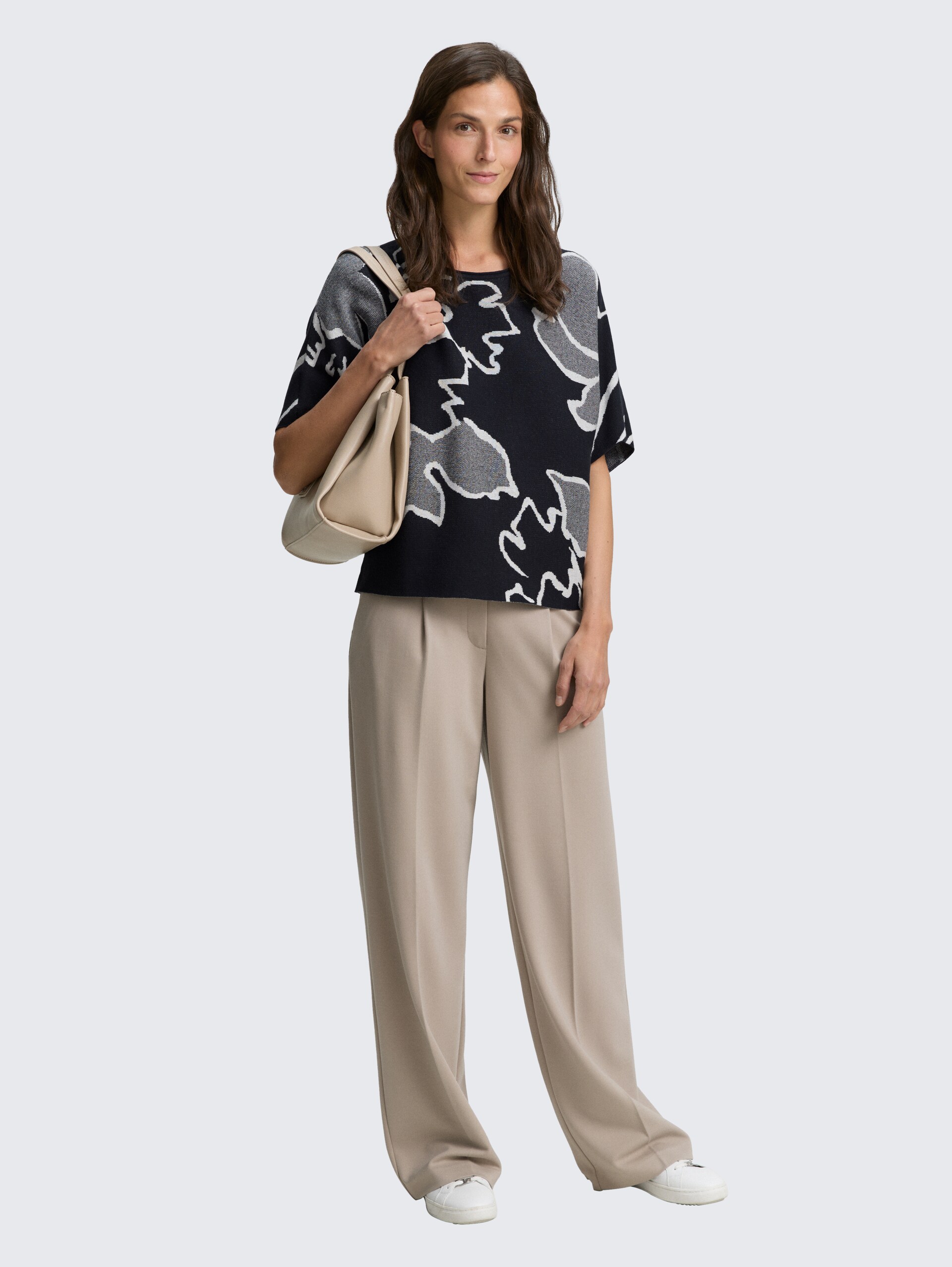 Loose Fit Strickpullover mit Muster - floral knit jacquard design - Model-Vorderansicht