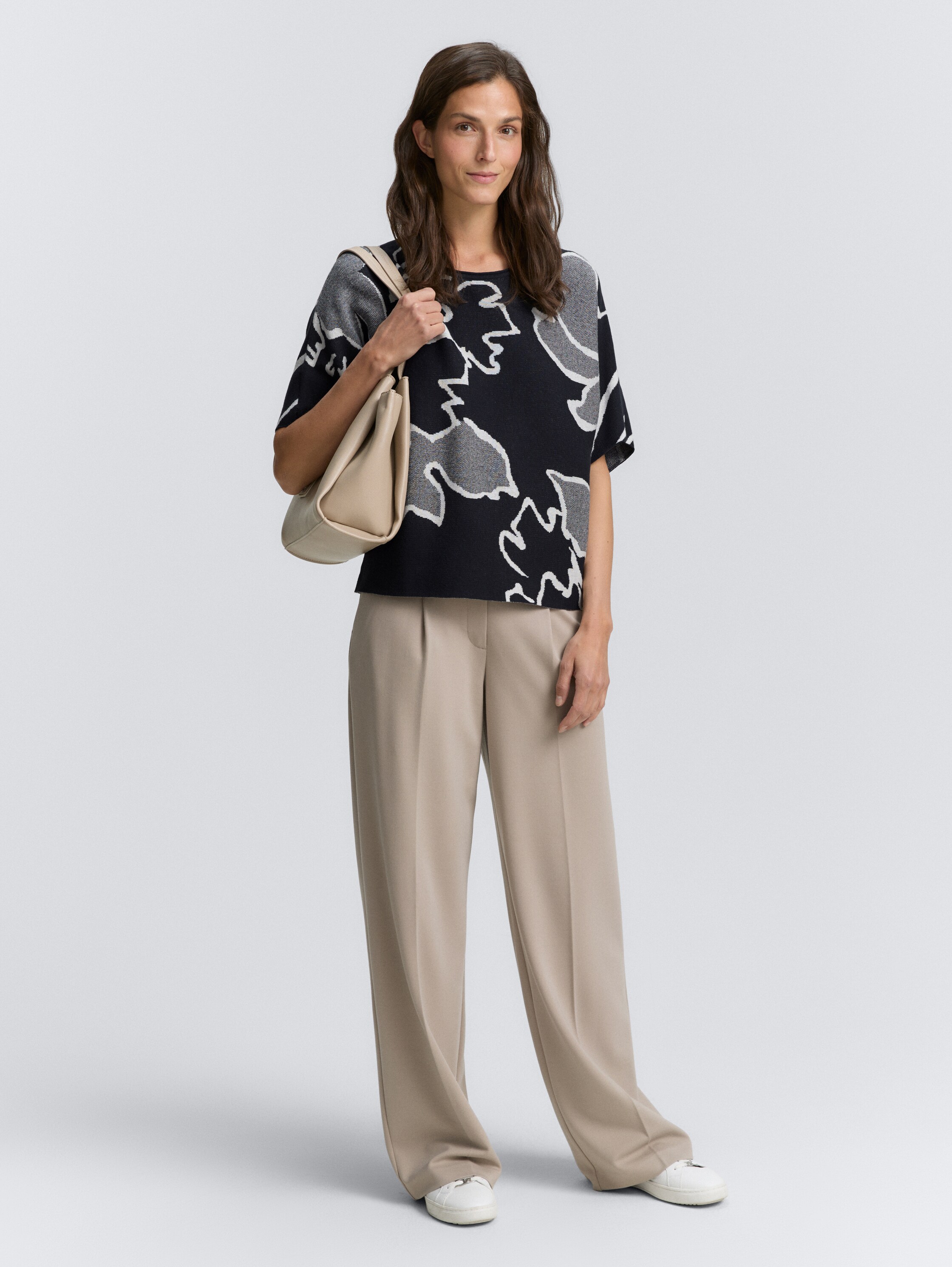 Loose Fit Strickpullover mit Muster - floral knit jacquard design - Model-Vorderansicht