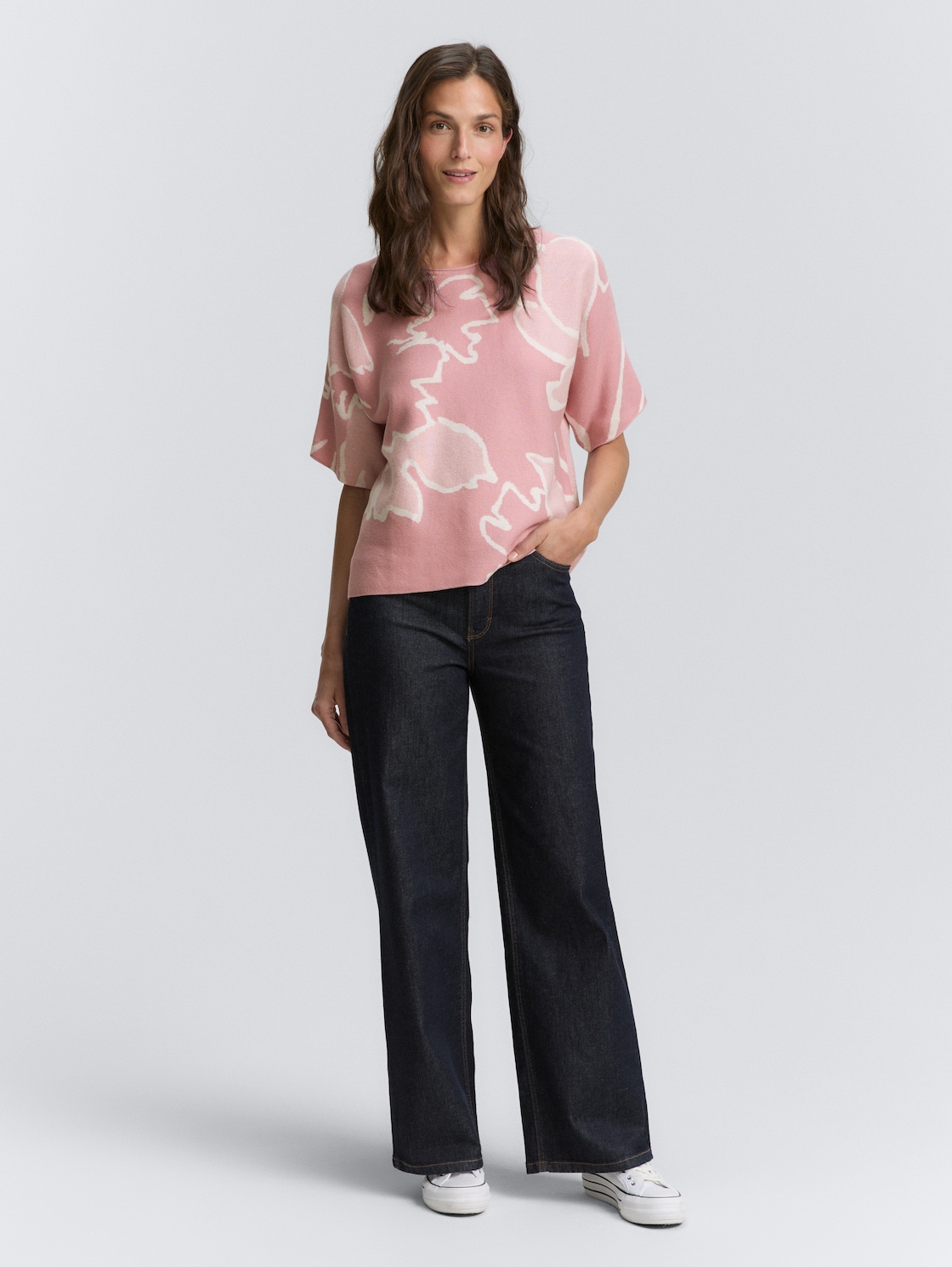 Loose Fit Strickpullover mit Muster - floral rose knit design - Model-Vorderansicht