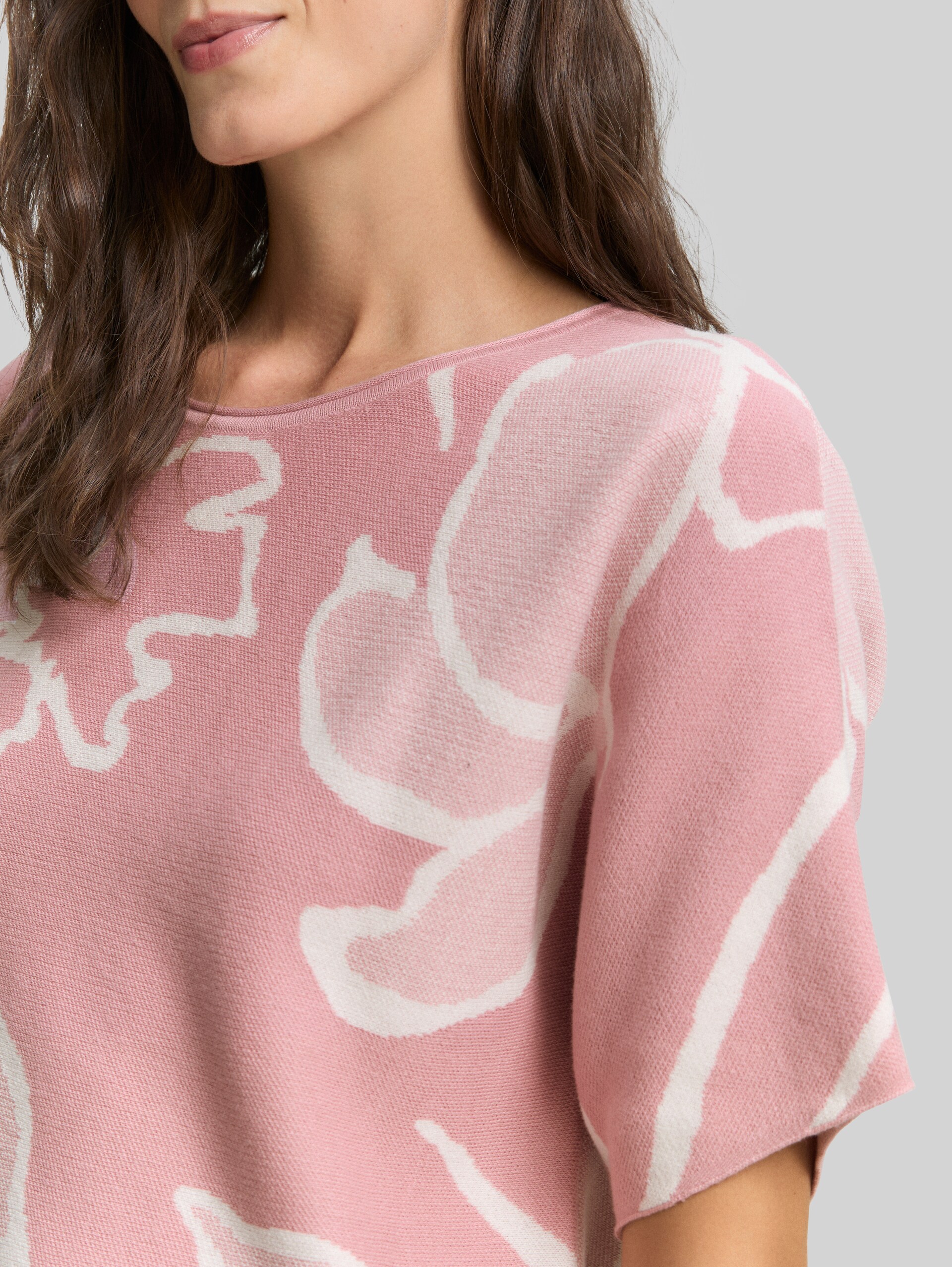 Loose fit knitted jumper with pattern - floral rose knit design - Detail model view