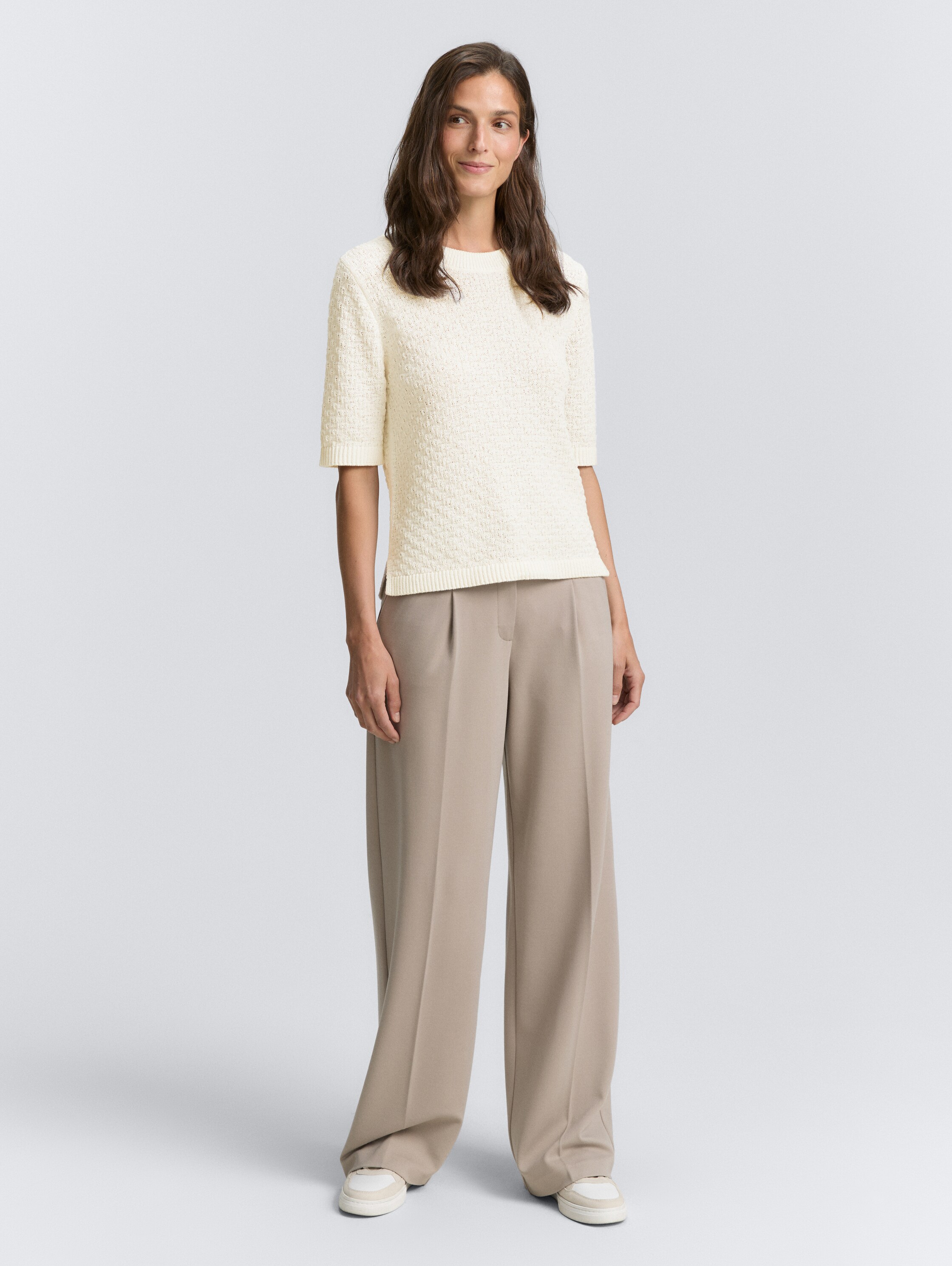 Strickpullover mit Struktur - Whisper White - Model-Vorderansicht