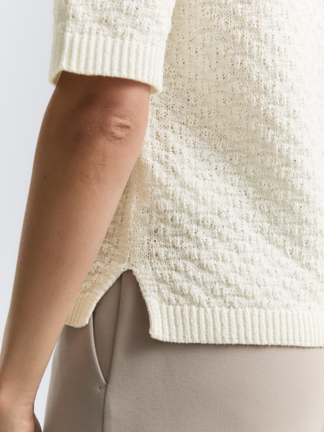 Strickpullover mit Struktur - Whisper White - Detail-Model-Ansicht
