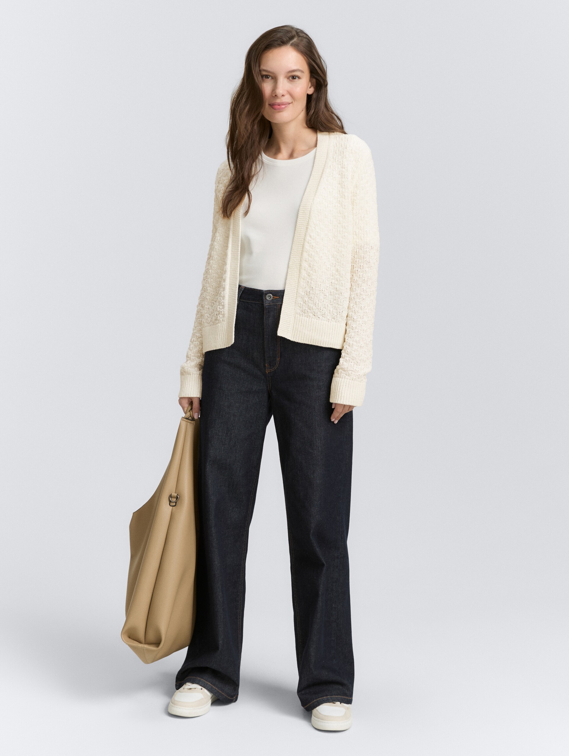 Cardigan mit Struktur - Whisper White - Model-Vorderansicht