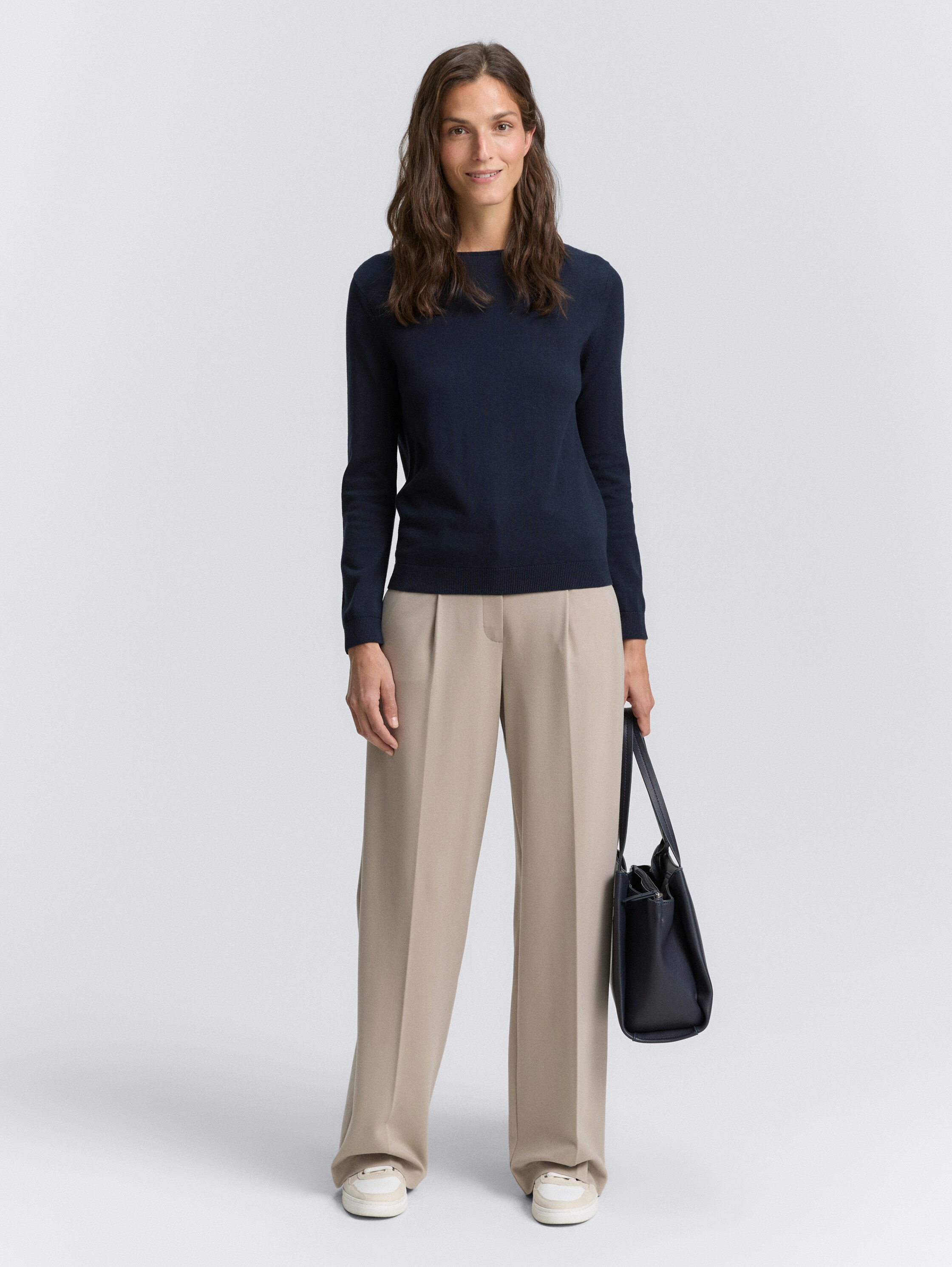 Gebreide trui met boothals - sky captain blue - Model vooraanzicht