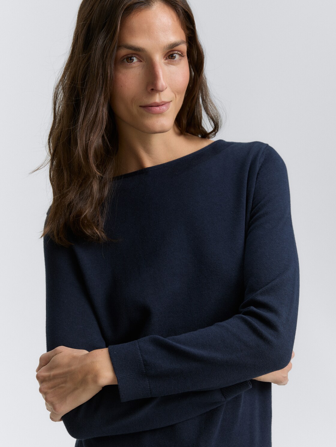 Strickpullover mit U-Boot-Ausschnitt - sky captain blue - Detail-Model-Ansicht