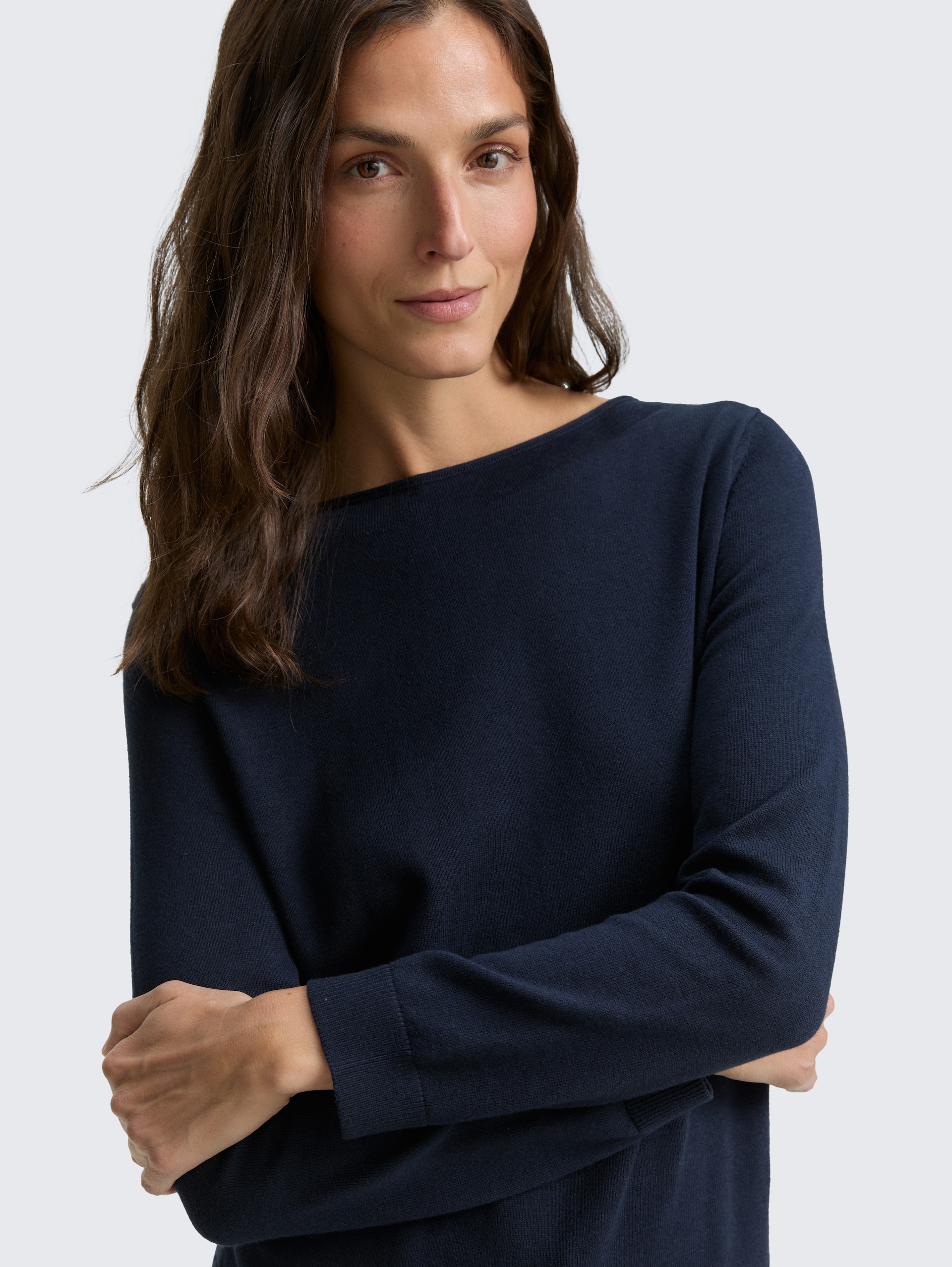 Strickpullover mit U-Boot-Ausschnitt - sky captain blue - Detail-Model-Ansicht