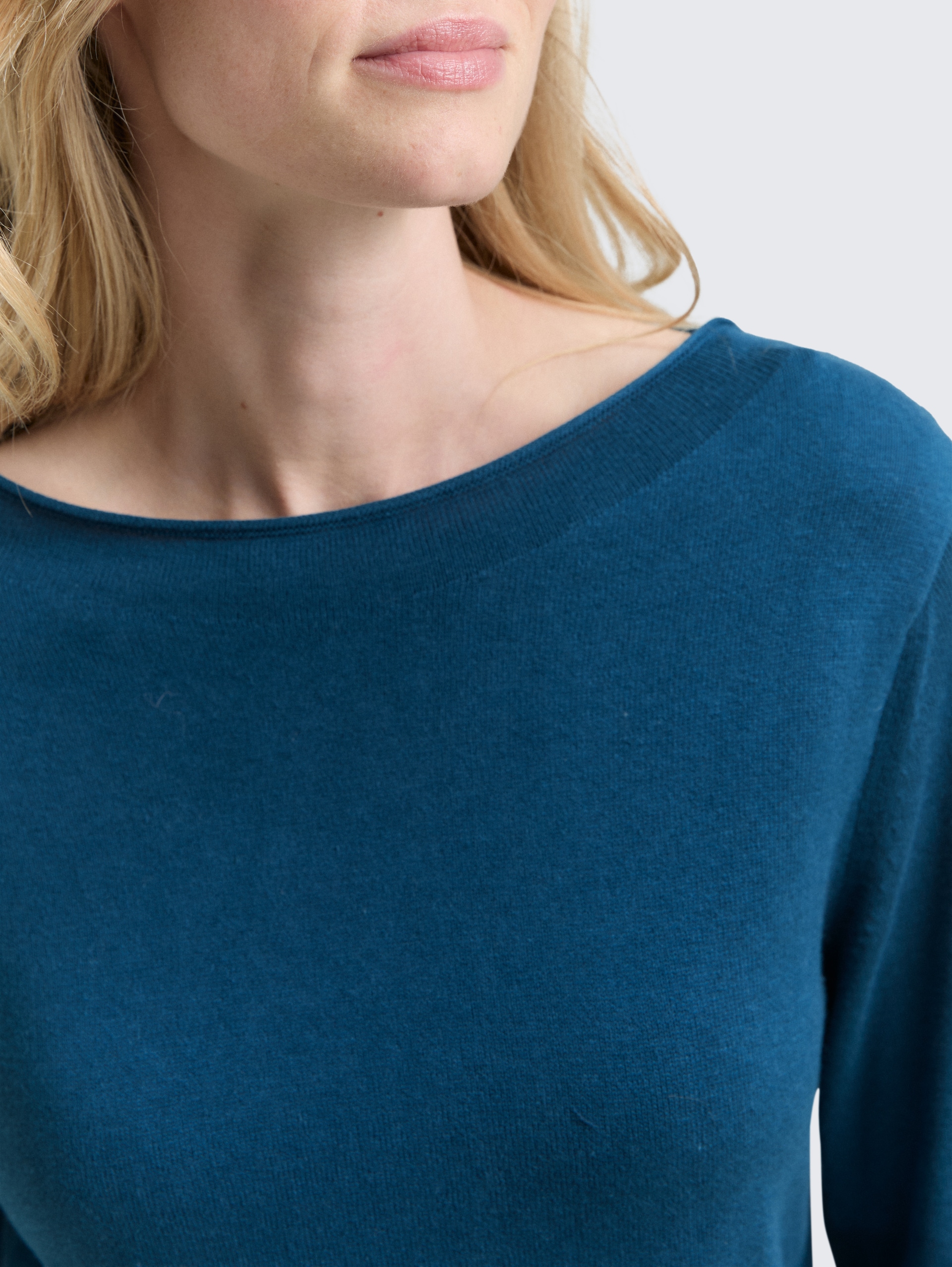 Strickpullover mit U-Boot-Ausschnitt - Dark Petrol - Detail-Model-Ansicht