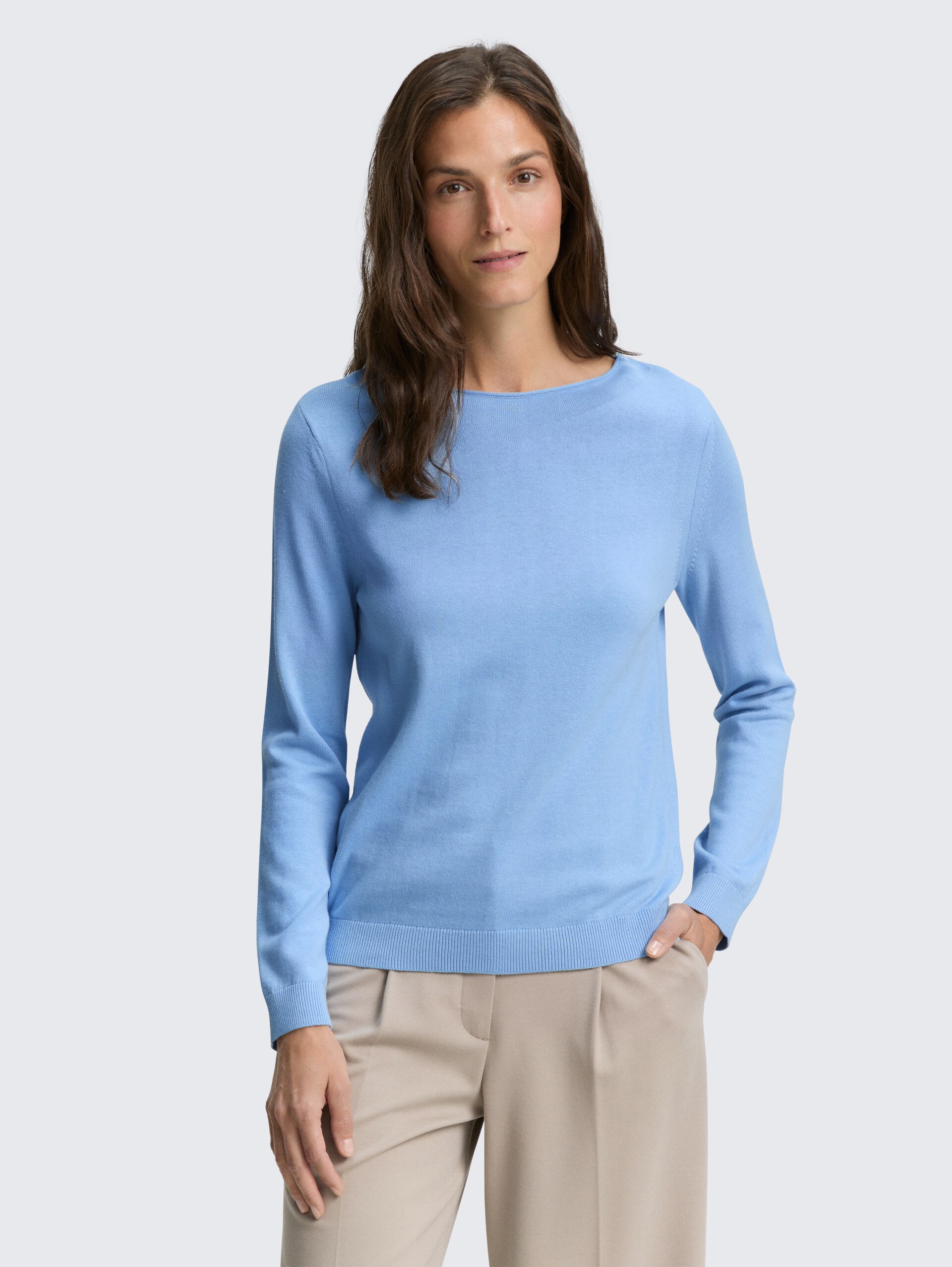 Strickpullover mit U-Boot-Ausschnitt - light fjord blue - Ausschnitt Model-Vorderansicht