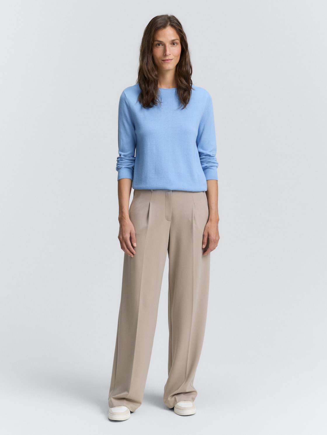 Strickpullover mit U-Boot-Ausschnitt - light fjord blue - Model-Vorderansicht