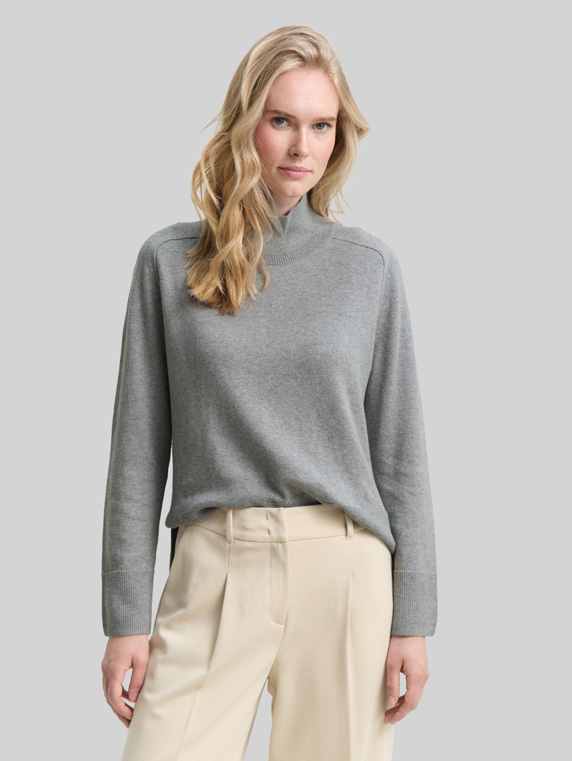 Knitted jumper with cashmere blend - medium silver grey melange - Neckline model front view