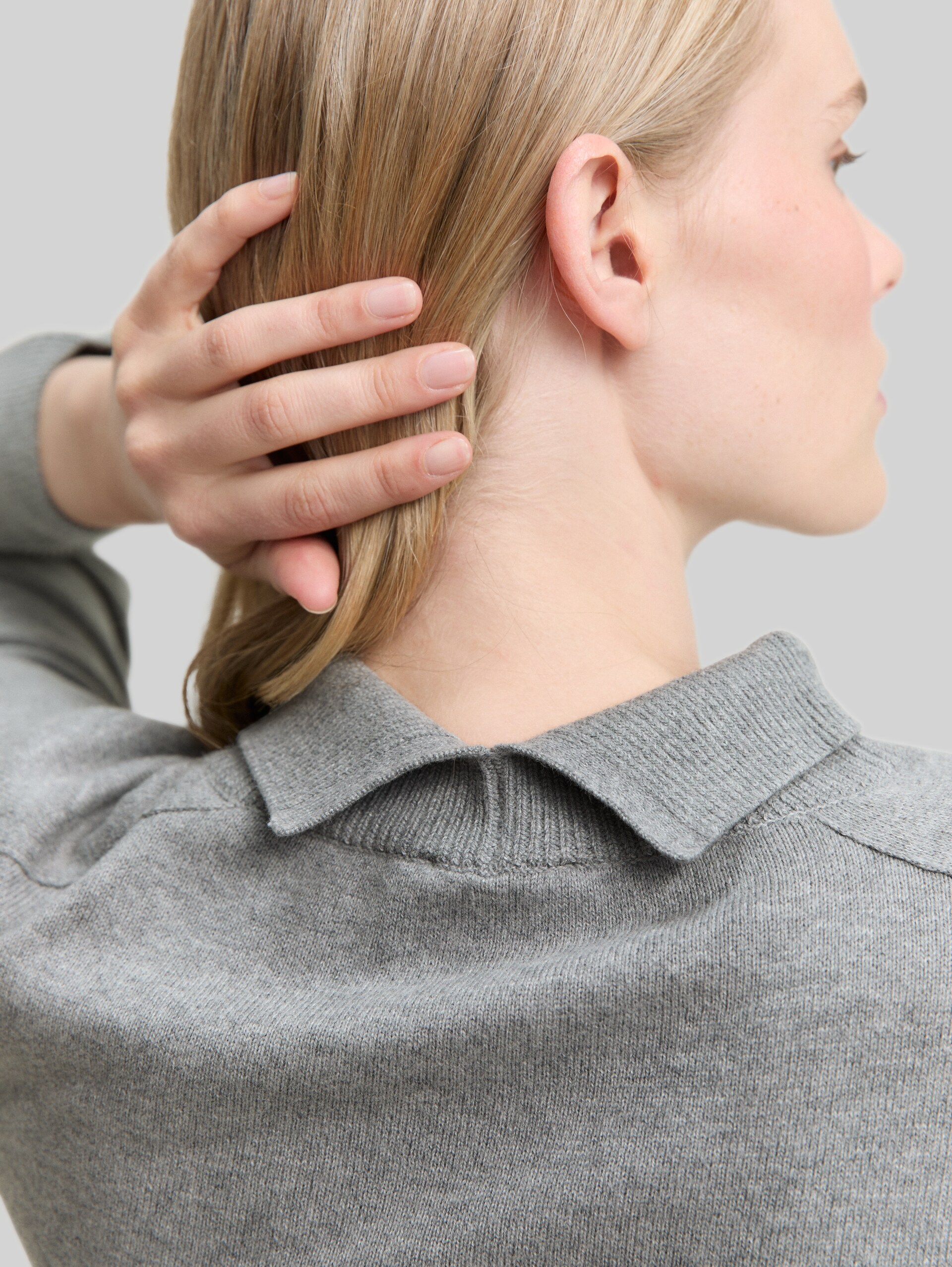 Knitted jumper with cashmere blend - medium silver grey melange - Detail model view