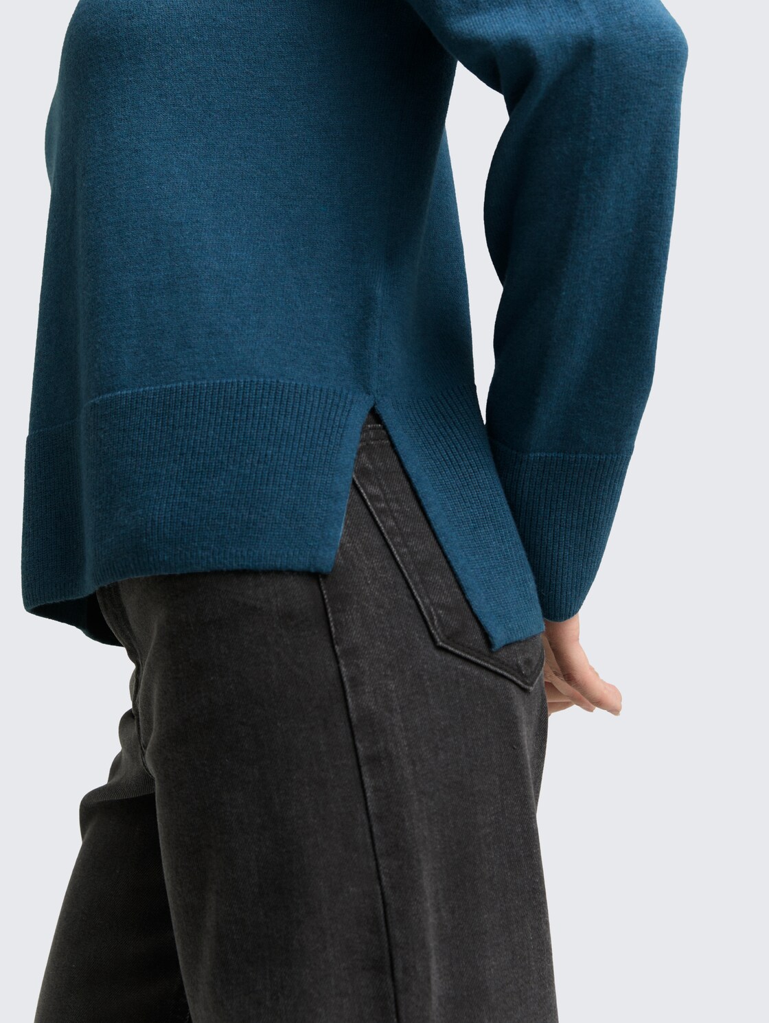Strickpullover mit Kaschmir-Anteil - dark petrol melange - Detail-Model-Ansicht