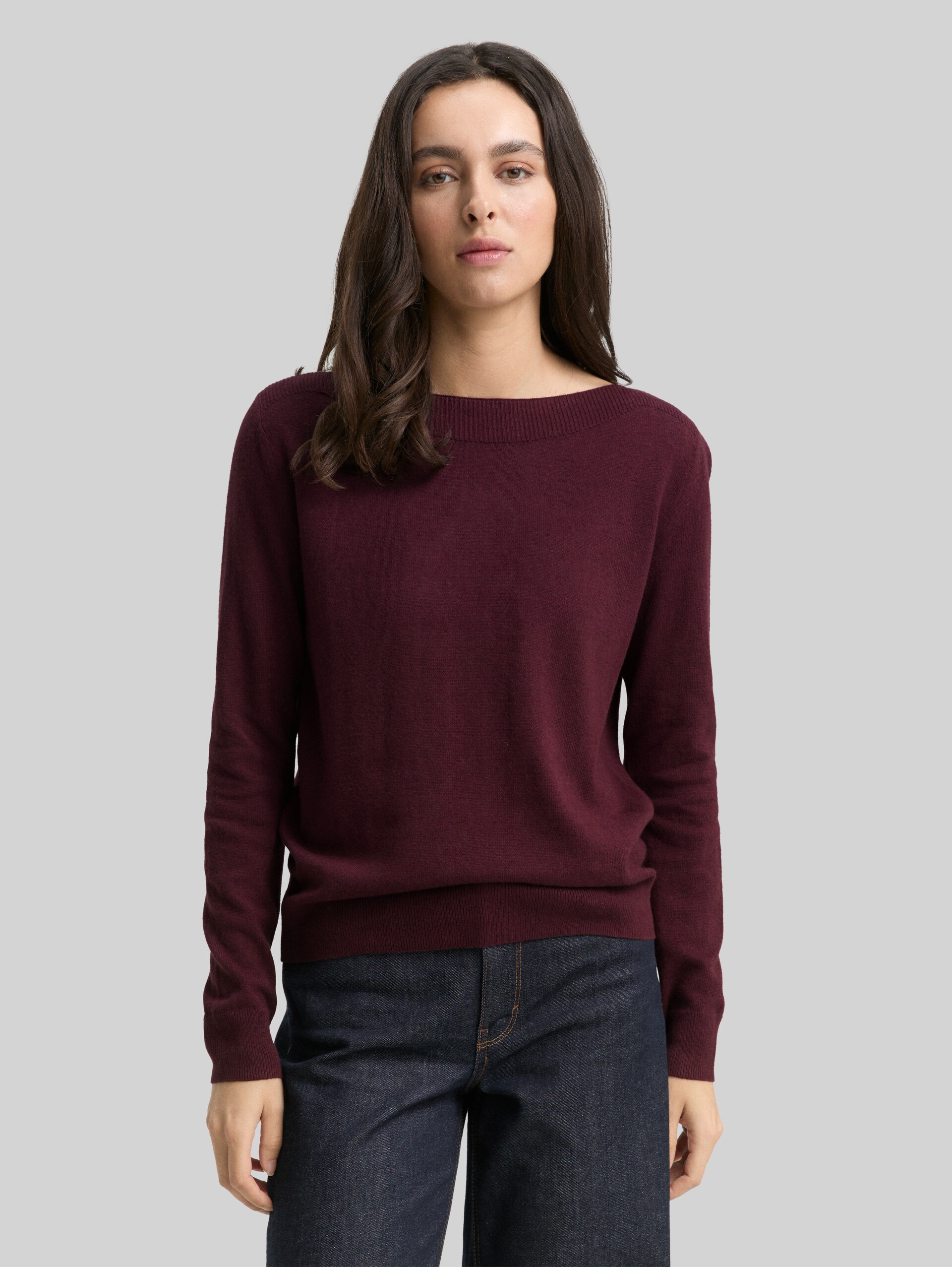 Knitted jumper with cashmere blend - Dark Red Mélange - Neckline model front view