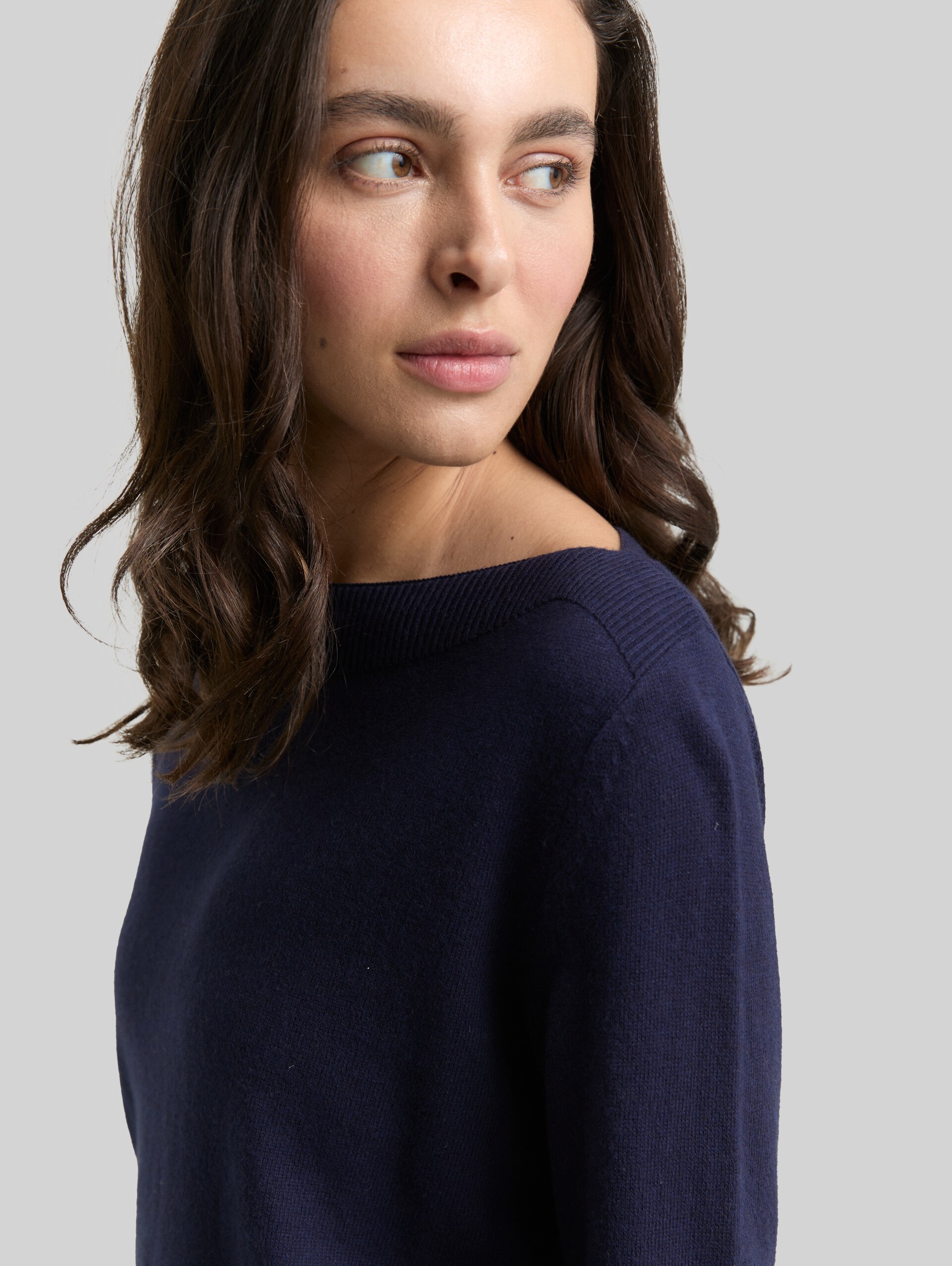 Gebreide trui met kasjmier - Knitted Navy Melange - Detailaanzicht model