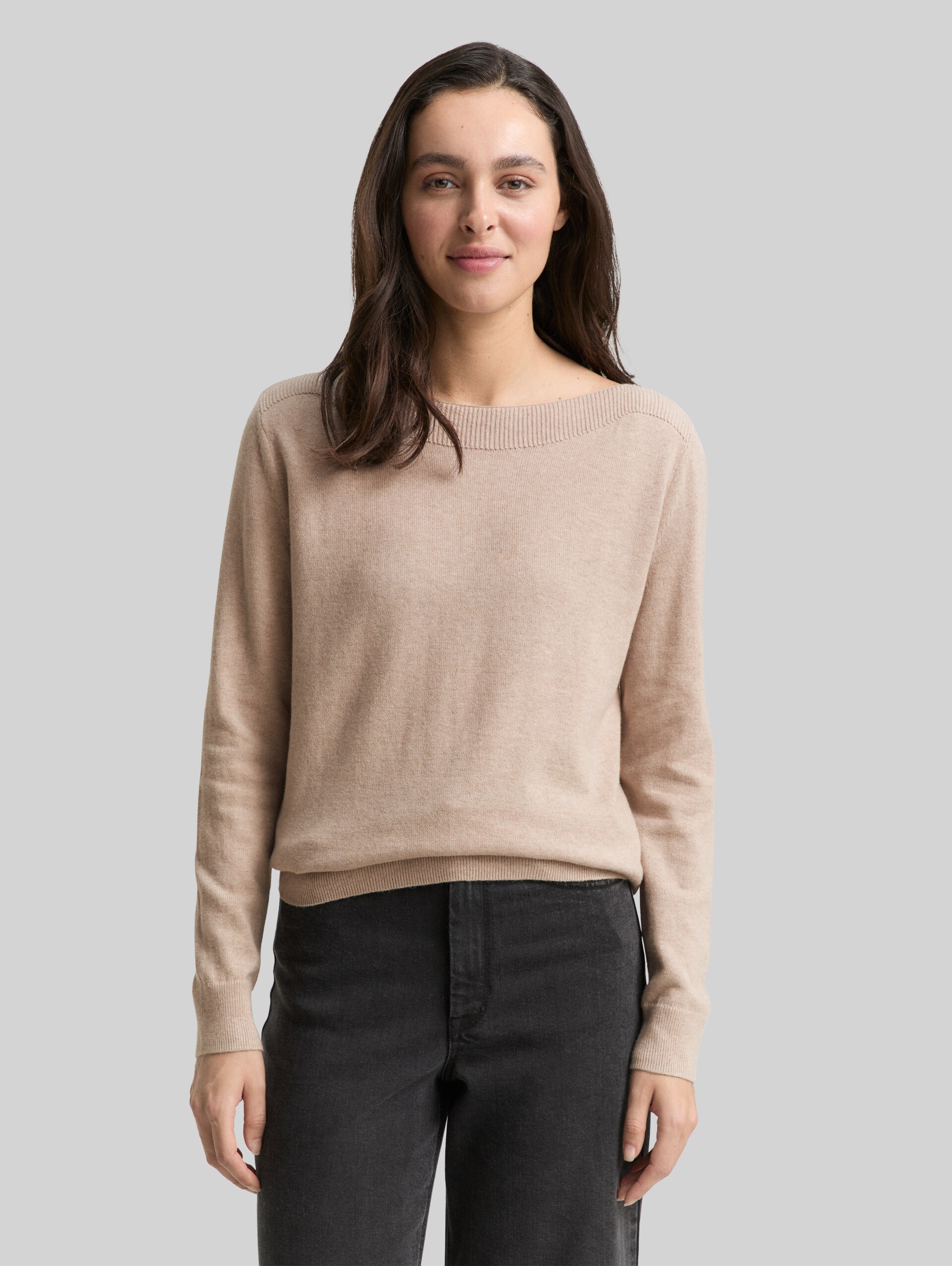 Knitted jumper with cashmere blend - soft taupe melange - Neckline model front view