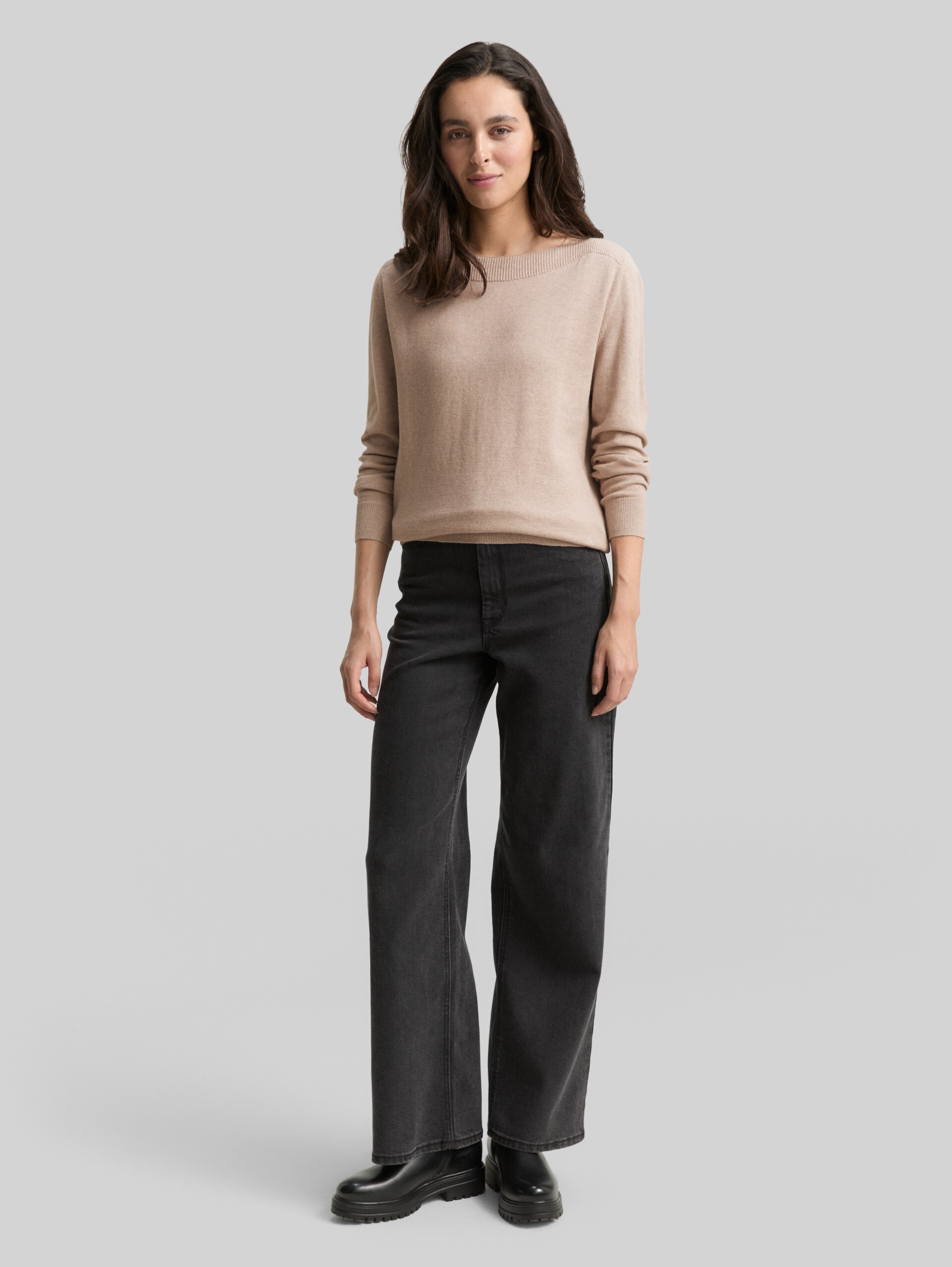 Knitted jumper with cashmere blend - soft taupe melange - Model front view