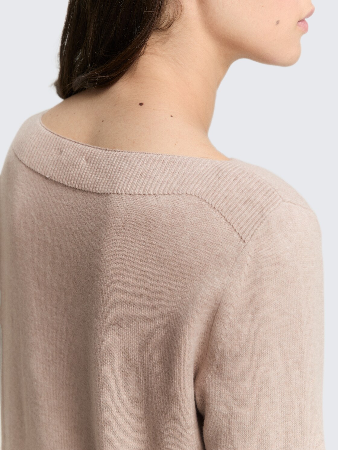 Strickpullover mit Kaschmir-Anteil - soft taupe melange - Detail-Model-Ansicht