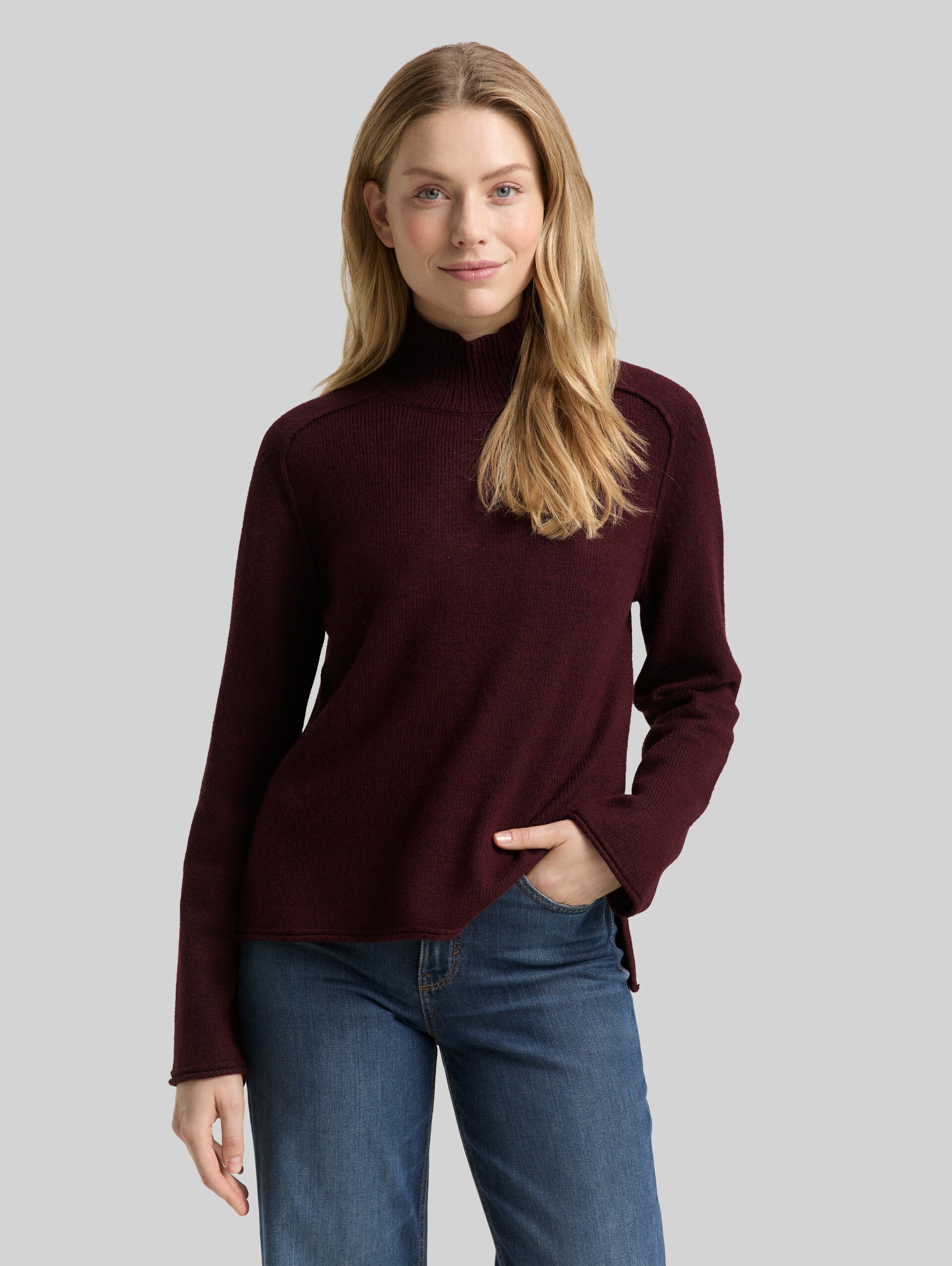 Loose fit knitted jumper with stand-up collar - Dark Red Mélange - Neckline model front view