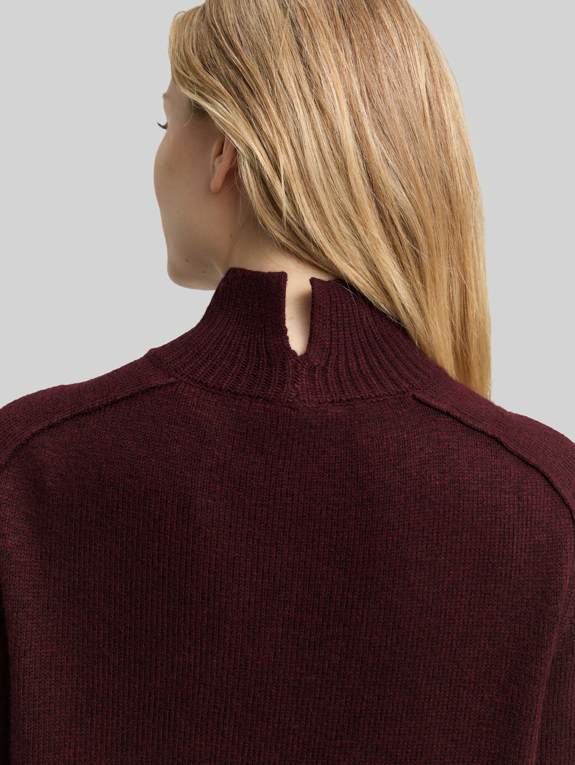 Loose fit knitted jumper with stand-up collar - Dark Red Mélange - Detail model view